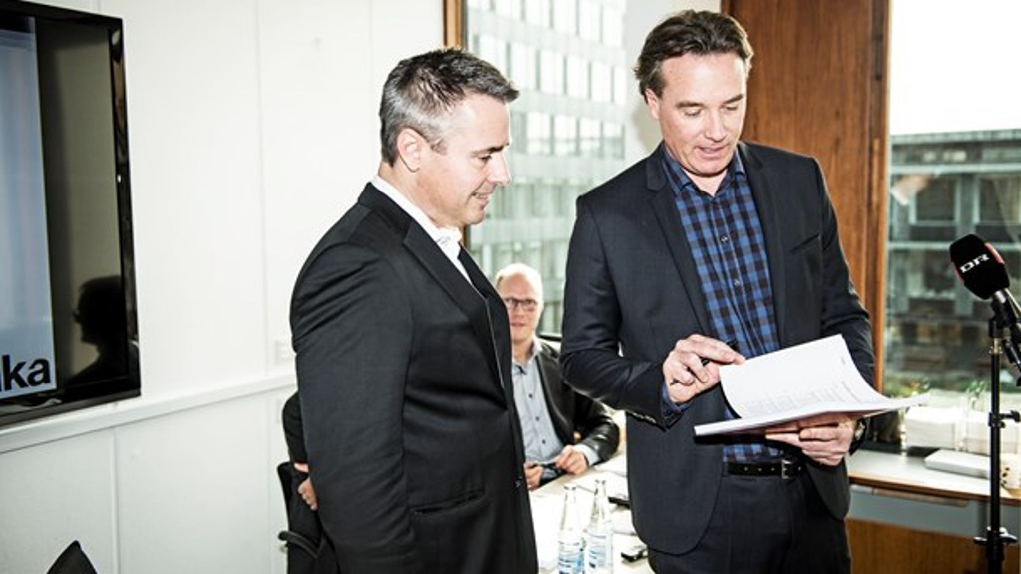 Tænketanken Kraka med Peter Mogensen (t.h.) i spidsen har flere gange ansat&nbsp;tidligere embedsmænd, som skal være med til at udarbejde analyser som i denne situation, hvor tidligere erhvervs- og vækstminister Henrik Sass Larsen (S) får præsenteret en rapport om&nbsp;finanskrisen med løsningsforslag til at undgå en ny.&nbsp;