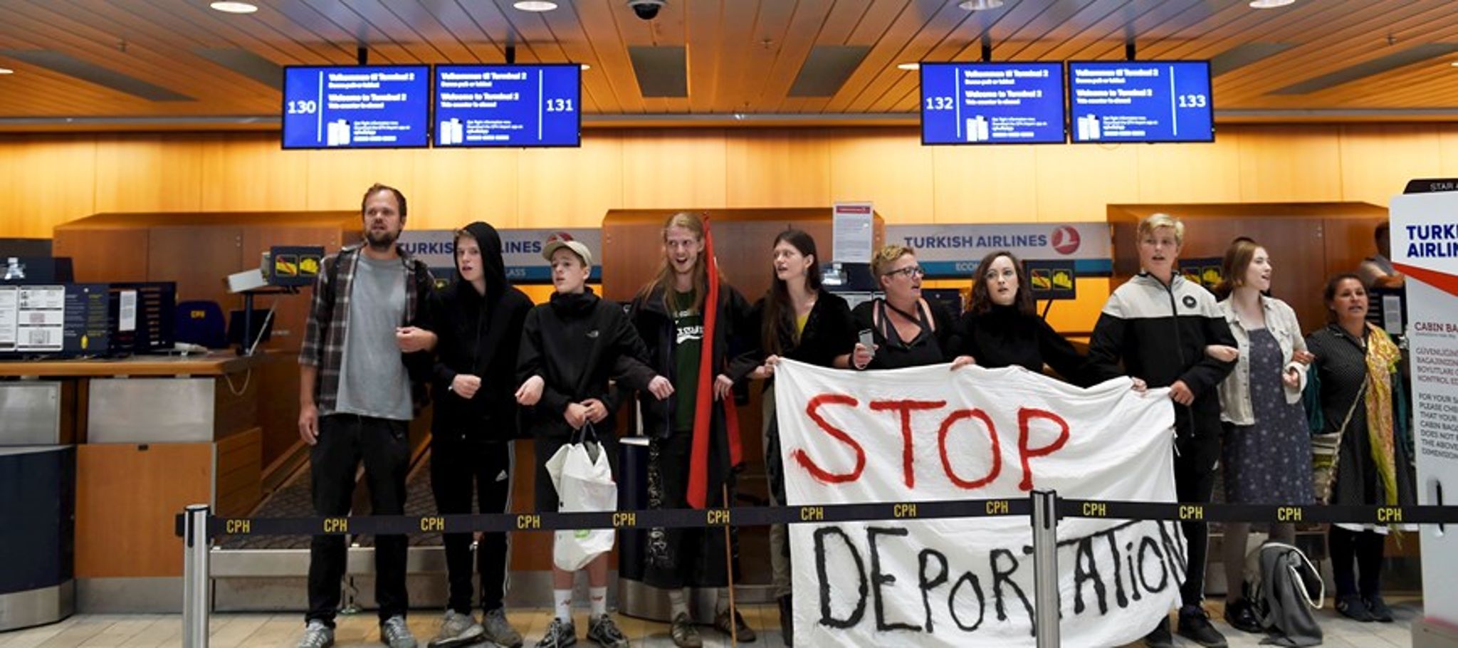 De to organisationer Welcome to Denmark og Ingen Udvisninger Uden Modstand arrangerede mandag morgen en aktion i Københavns Lufthavn mod udvisningen af tre lesbiske kvinder fra Uganda.&nbsp;