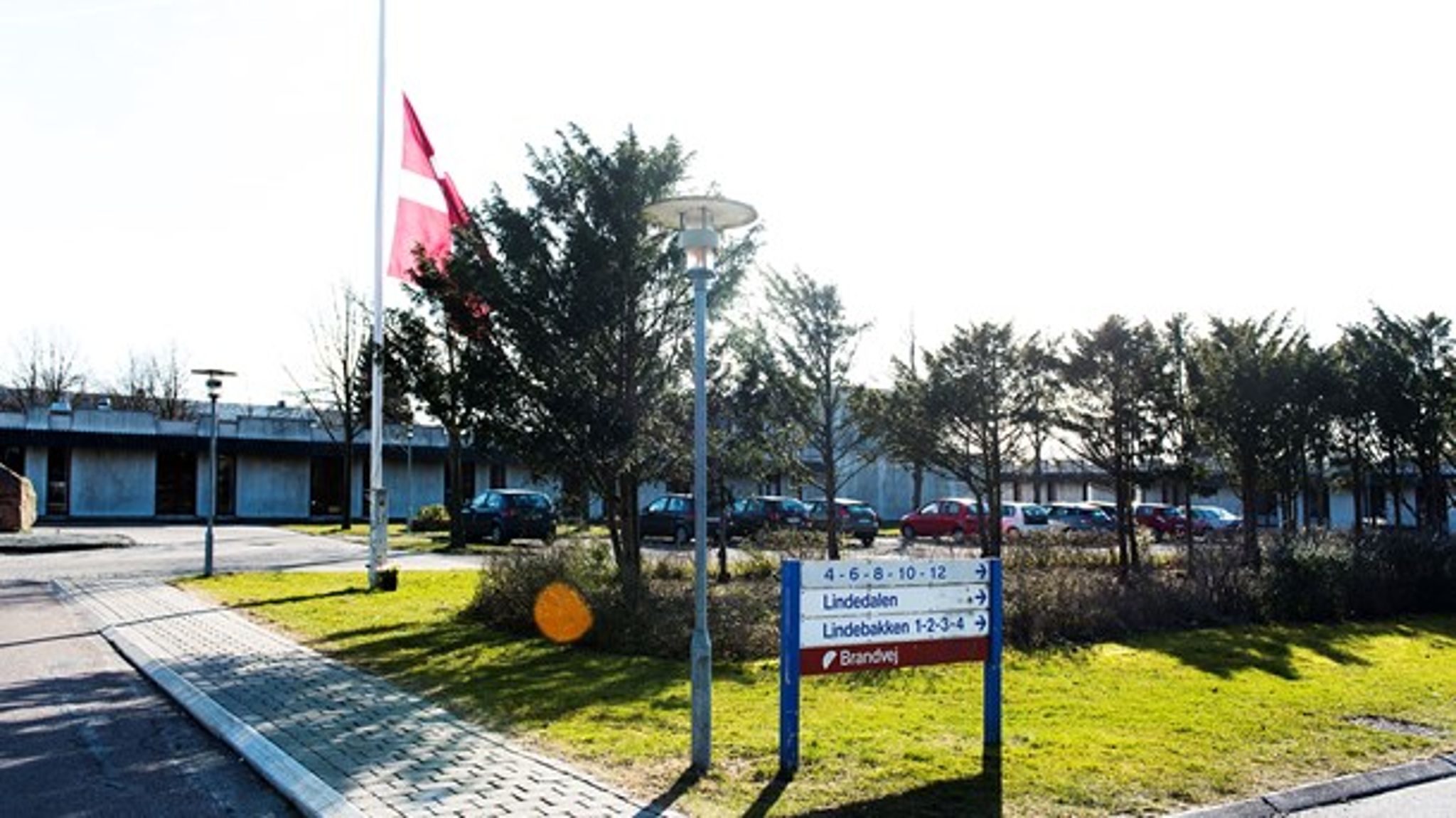 Center Lindegården i Roskilde, hvor en medarbejder blev stukket ihjel af en patient i marts 2016. Nu barsler regeringen med en række tiltag, som skal dæmme op for volden på bosteder. <br> 