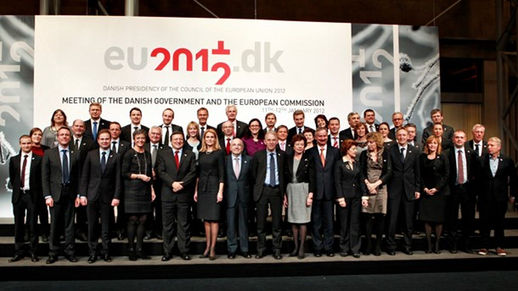 Fælles foto af alle ministrene i den daværende regering og alle EU's kommissærer i forbindelse med den officielle åbning af Danmarks EU-formandskab i 2012.