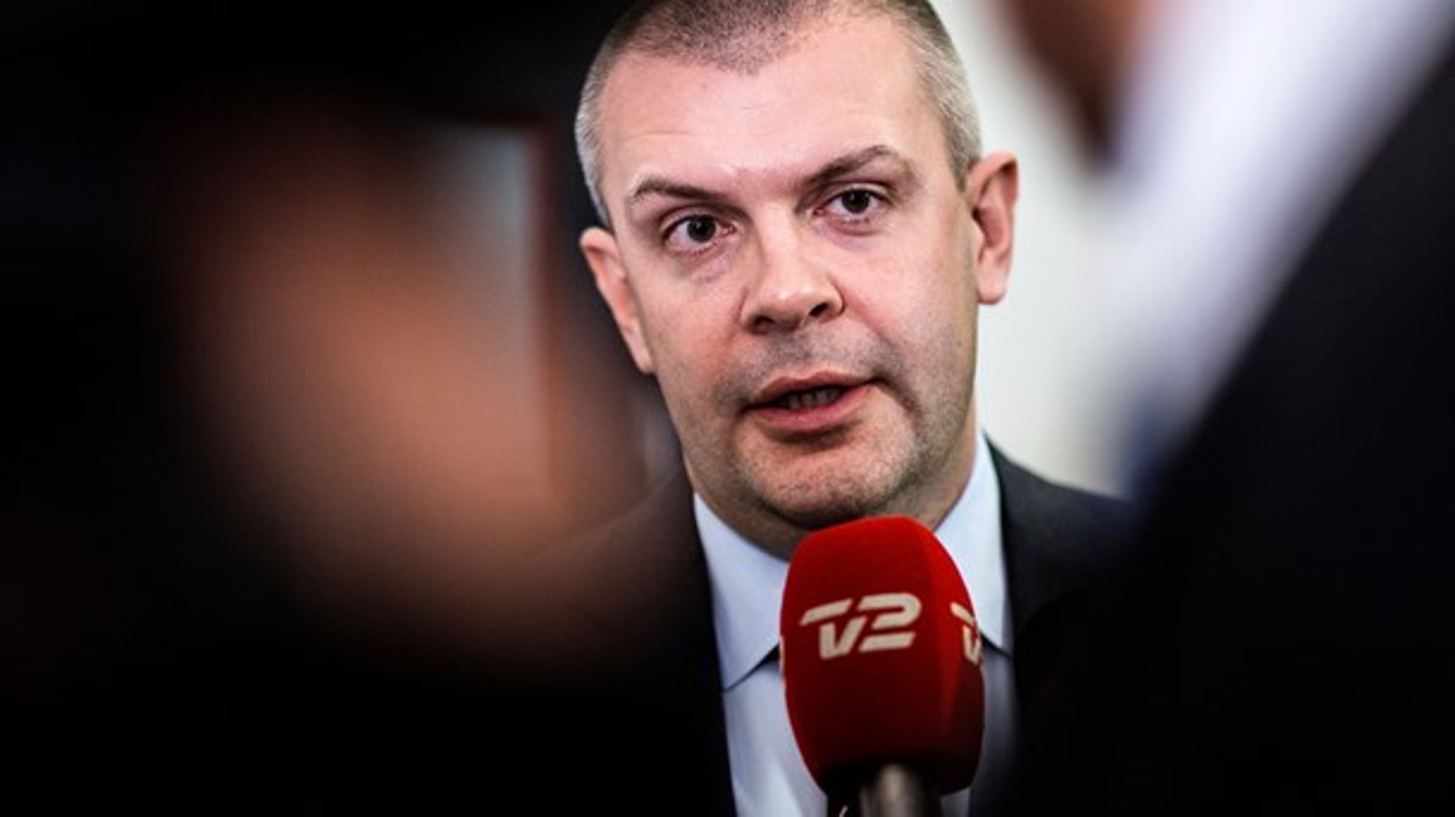 I en ny bog diskuterer to tidligere departementschefer, om&nbsp;Dong-sagen havde udviklet sig anderledes, hvis Corydon havde haft flere politiske rådgivere.&nbsp;