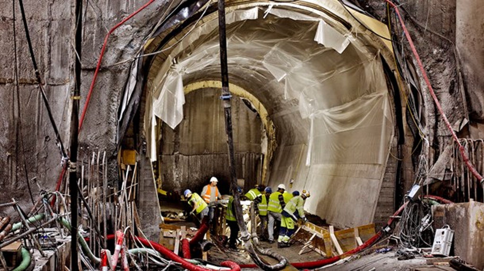 Offentlige investeringer i veje, broer, bygninger og metro skal i kortere snor. Regeringen vil stramme styring om de offentlige anlægsudgifter.