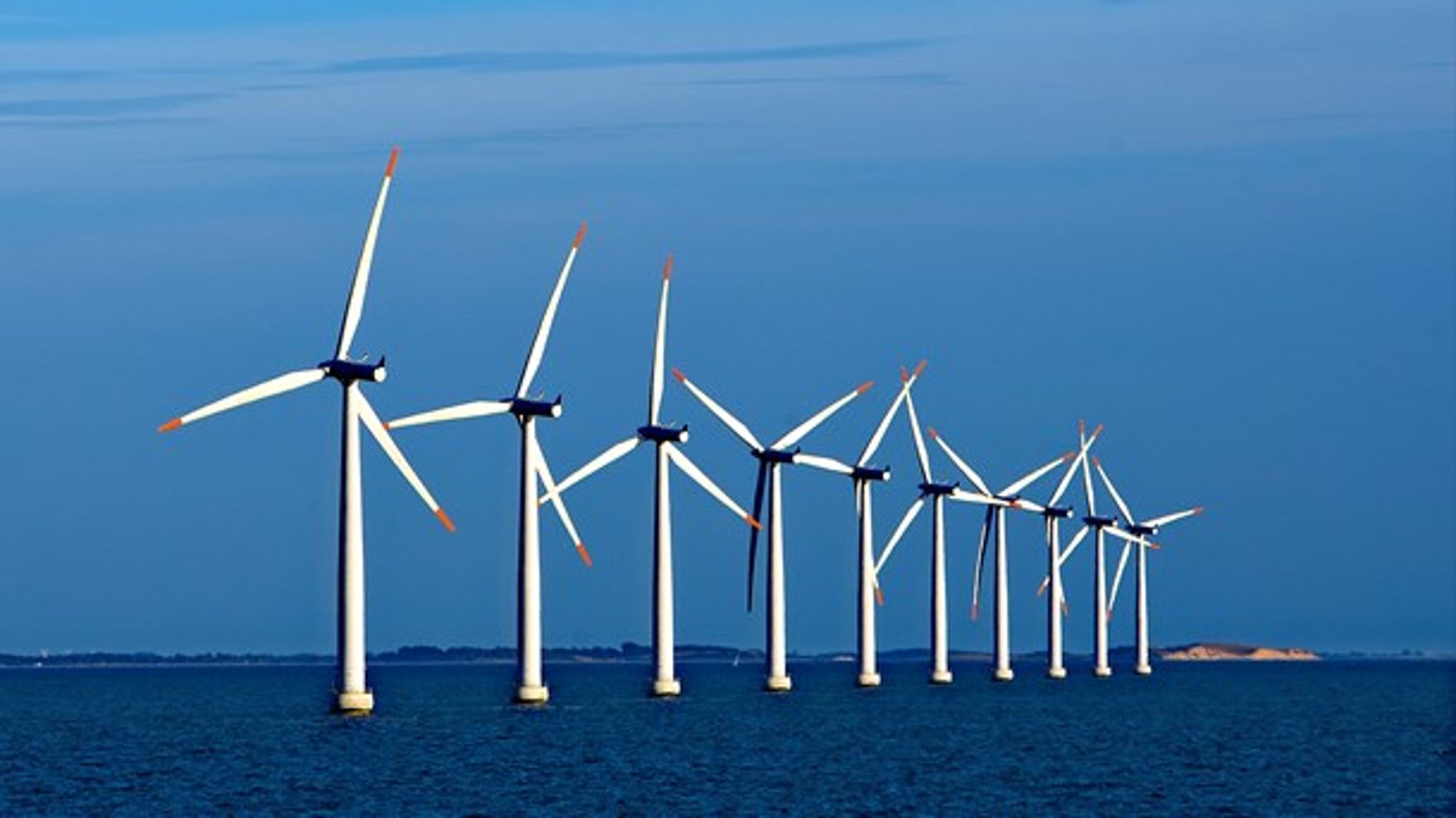 Står det til regeringen, skal der ikke bygges flere havvindmøller nær de danske kyster. I stedet skal de længere ud på havet, men dog ikke lige foreløbigt.