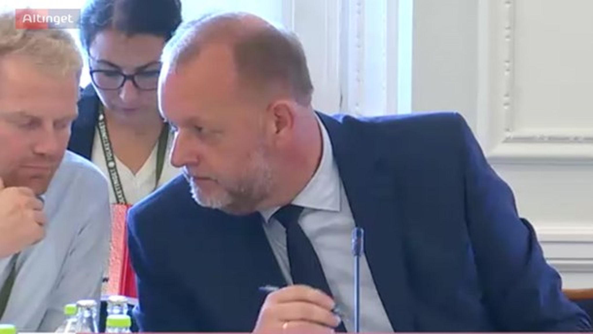 Ministeren gjorde grundig brug af sin kontorchef under gårsdagens samråd om forsyningsstrategien.