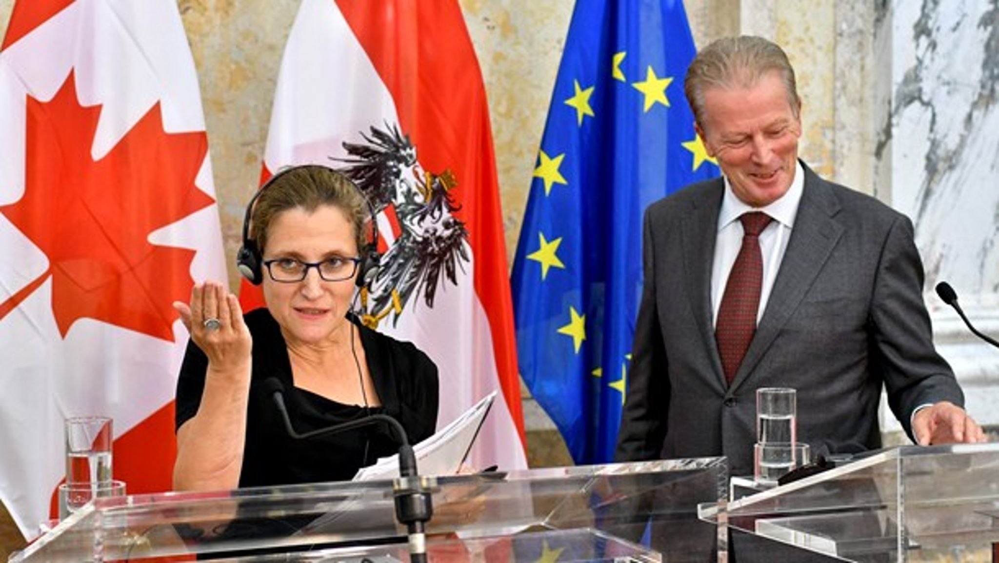Canadas handelsminister, Chrystia Freeland, og Østrigs vicekansler, Reinhold Mitterlehner, under en pressekonference i Østrig 21. september 2016 om en ny frihandelsaftale mellem EU og Canada. 