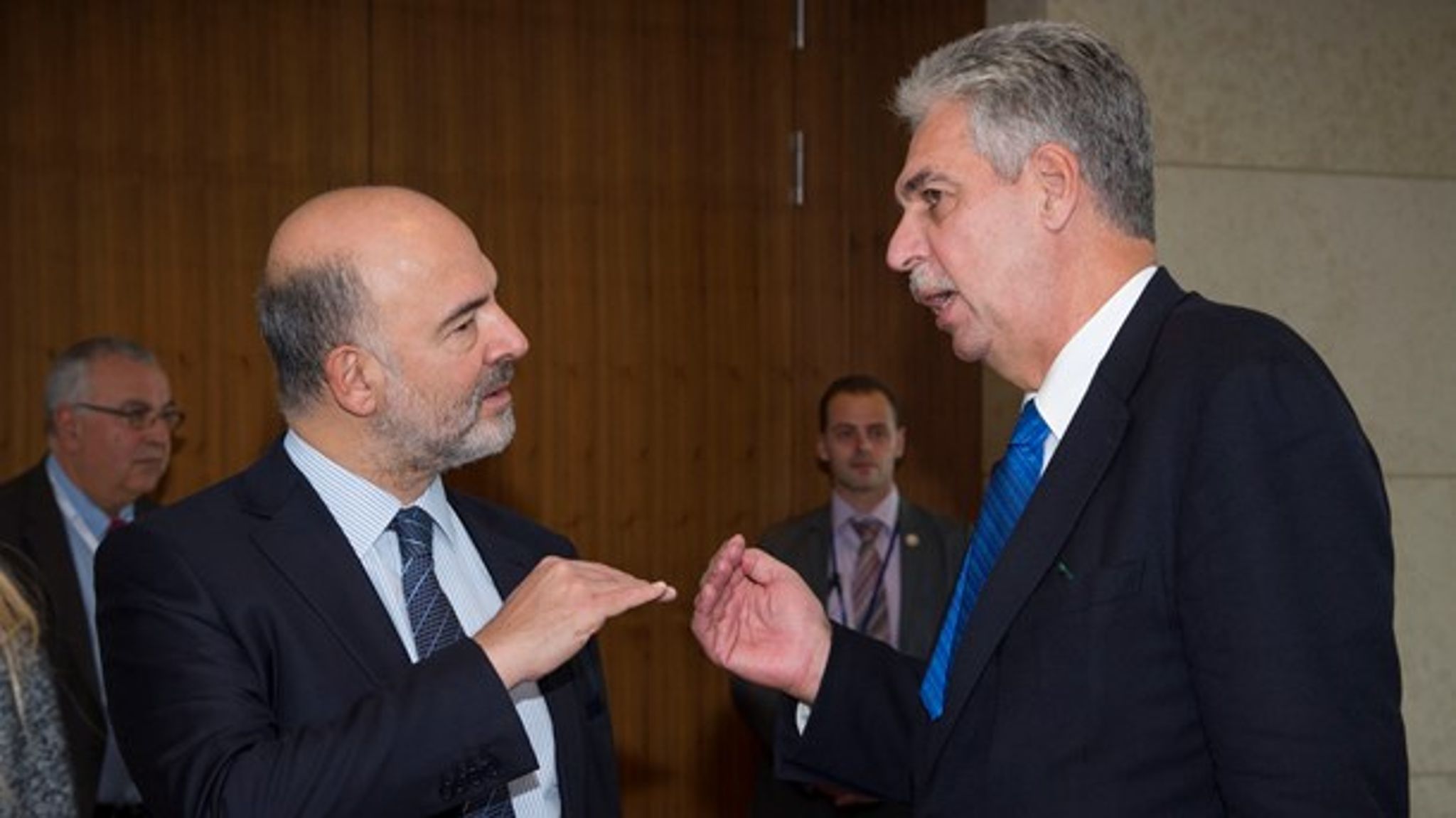EU-kommissær for økonomi- og finansielle forhold Pierre Moscovici i samtale med den østrigske finansminister Hans Jorg Schelling inden mødet mellem de ti EU-lande. Schelling havde i forvejen gjort klart, at hvis ikke mødet gav pote, ville han trække sig fra posten som formand for projektet.