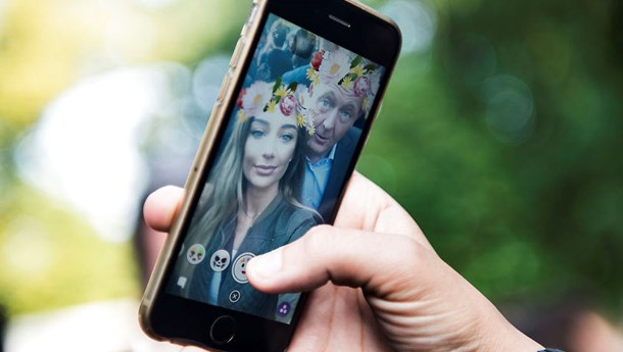 På trods af rygter om at være en selvcentreret selfie-generation, er den danske ungdom i toppen i OECD, hvad angår interessen i politik. Her i smuk forening på Ungdommens Folkemøde. 