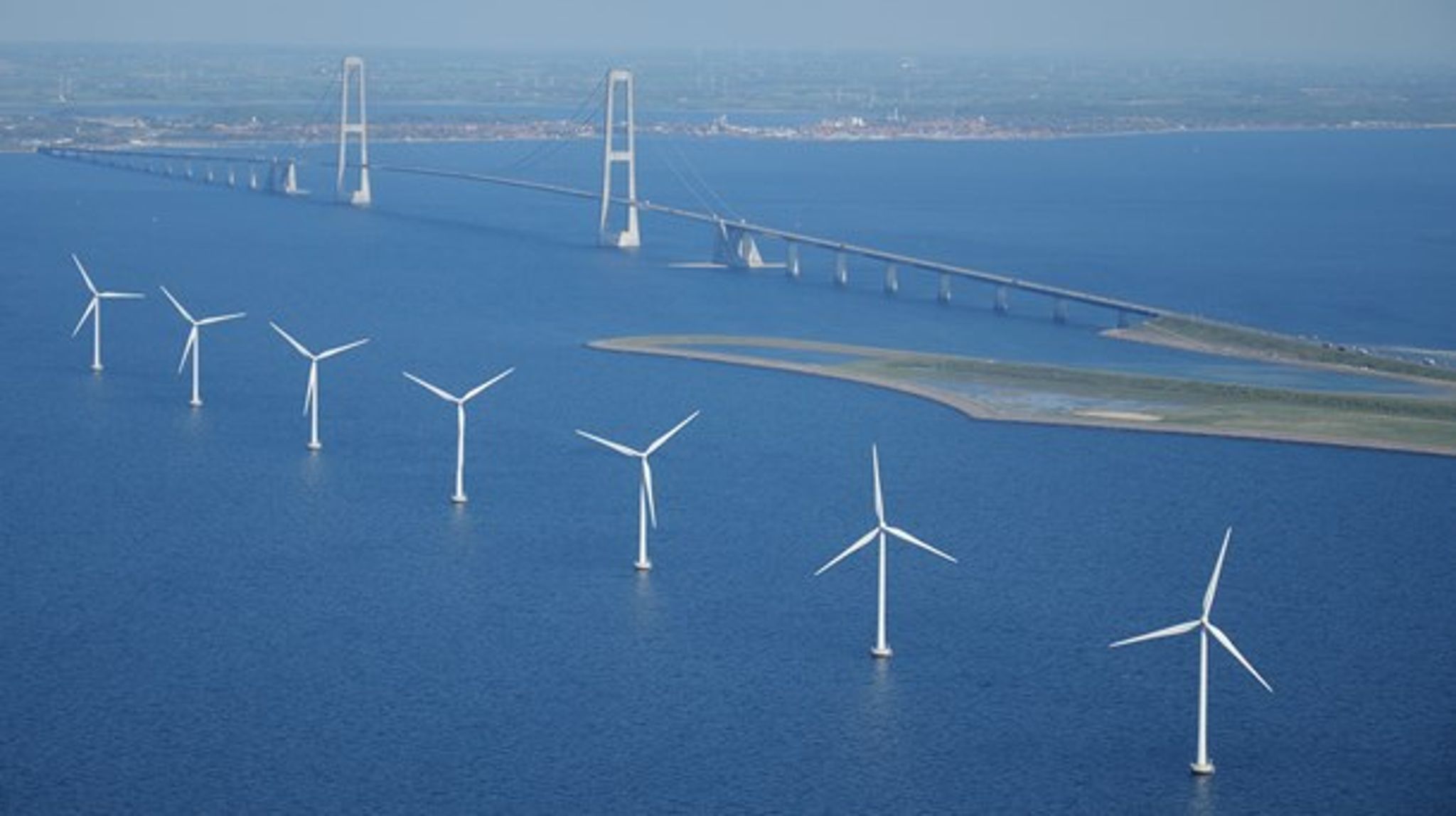 Havmøller er meget bedre end landvindmøller til at producere strøm på de tidspunkter i døgnet, hvor energiforbruget topper. Det skriver ledelsen af Landsforeningen Naboer til Kæmpevindmøller.