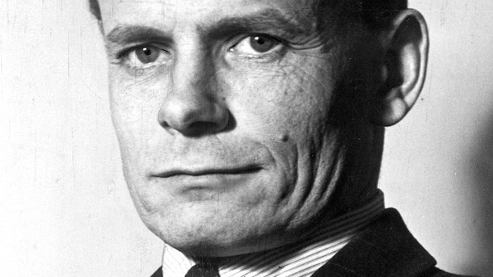 Vi må føre en kamp for den oplyste samtale, der med Hal Kochs ord er grundlaget for demokratiet, skriver Per Paludan Hansen.