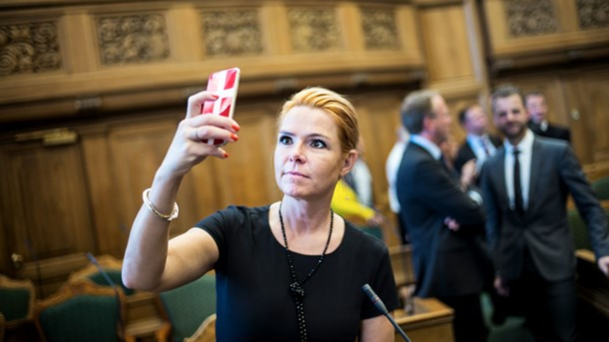 Udlændinge- og integrationsminister Inger Støjberg (V) tager billeder til Folketingets åbning i 2016.&nbsp;
