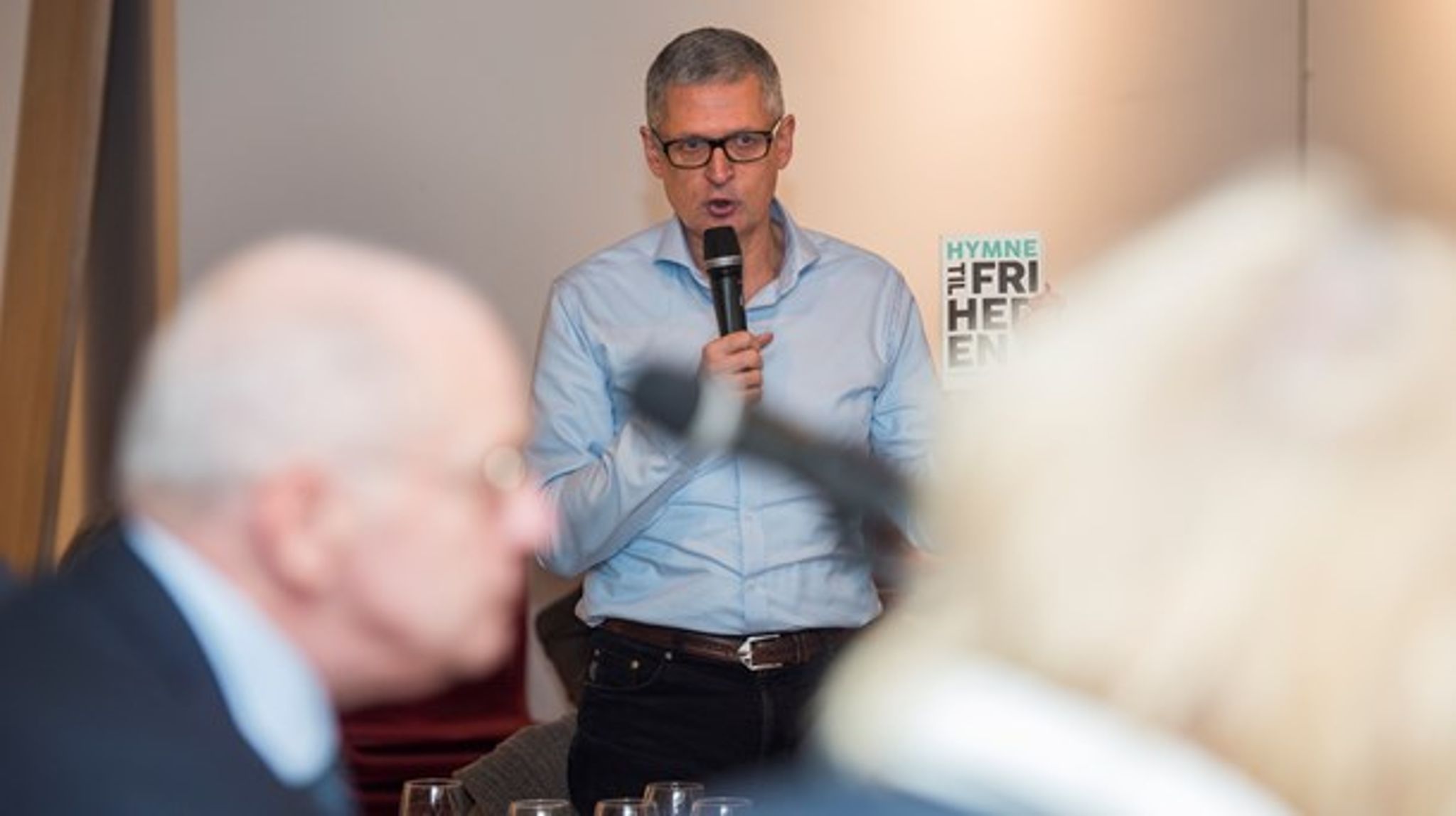 Flemming Rose og Jørgen Ejbøl (t.v.) under et ophedet møde i Publicistklubben 9. november 2016.<br>