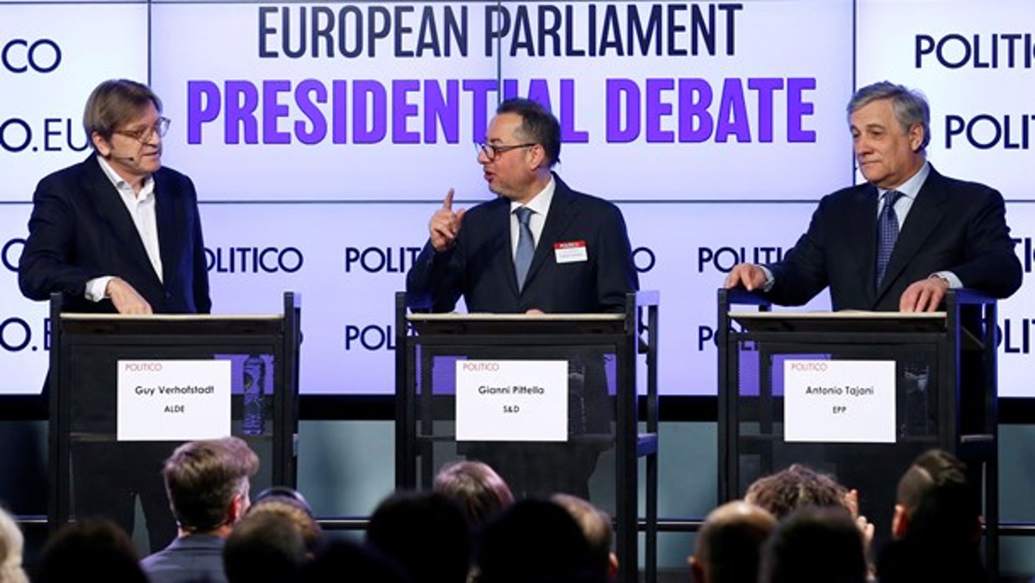 Tirsdag skal Europa-Parlamentet vælge ny formand. På papiret står den konservative italiener Antonio Tajani (t.h.) stærkest, mens hans hovedudfordrer&nbsp;–&nbsp;socialdemokraten Gianni Pittella (midten) bider ham i haserne. En outsider til posten er den liberale gruppe-leder Guy Verhofstadt (t.v.).