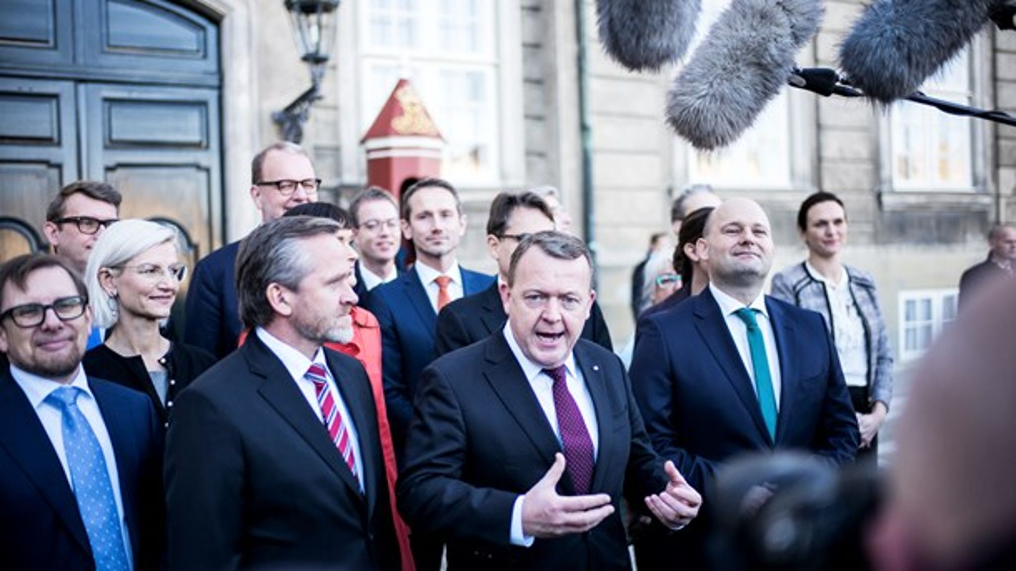 En hurtigere forhøjelse af pensionsalderen end planlagt er central i den nye VLAK-regerings politik. Men regeringen har usædvanlig svært ved at overbevise vælgerne.<br>