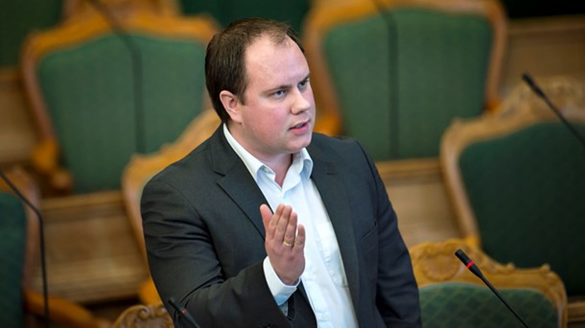 Dansk Folkpartis udlændingeordfører, Martin Henriksen, fastholder partiets forslag om brugerbetaling på tolkebistand trods hård kritik. 