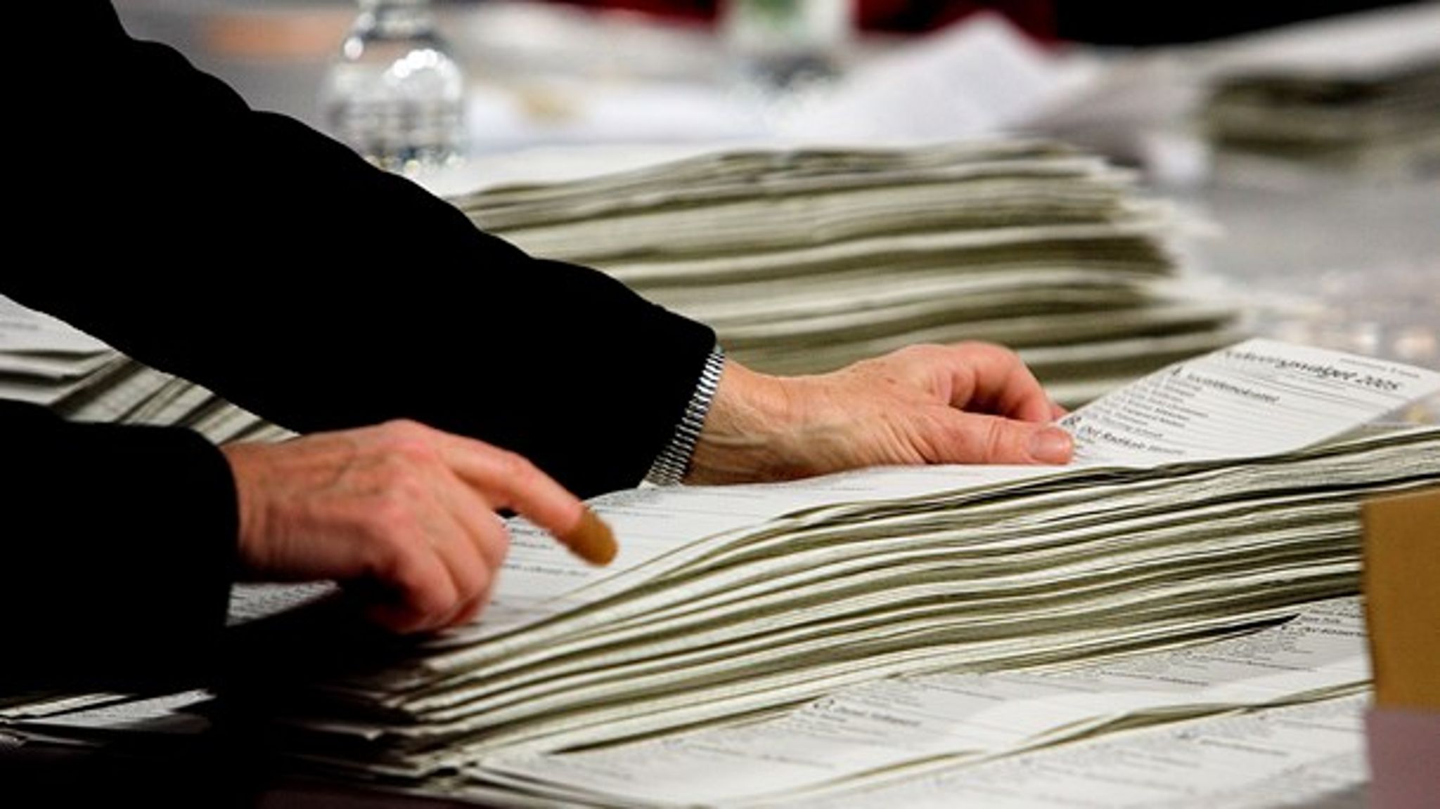 Partierne skal frit kunne bestemme kandidaternes placering på stemmesedlen, og de personlige stemmer skal tælle mere, mener DF. På billedet&nbsp;fintælles stemmesedler i Svanemøllehallen.