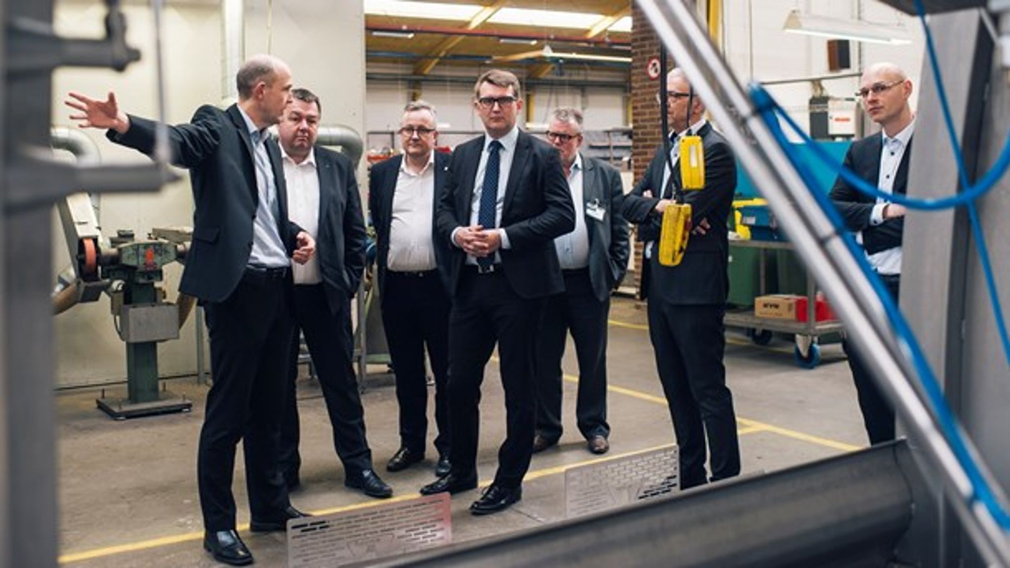 Jan Helskov Hansen, ejer af Cabinplant (tv) viser beskæftigelsesminister Troels Lund Poulsen og Claus Jensen, formand for Dansk Metal, rundt på virksomheden.<br>