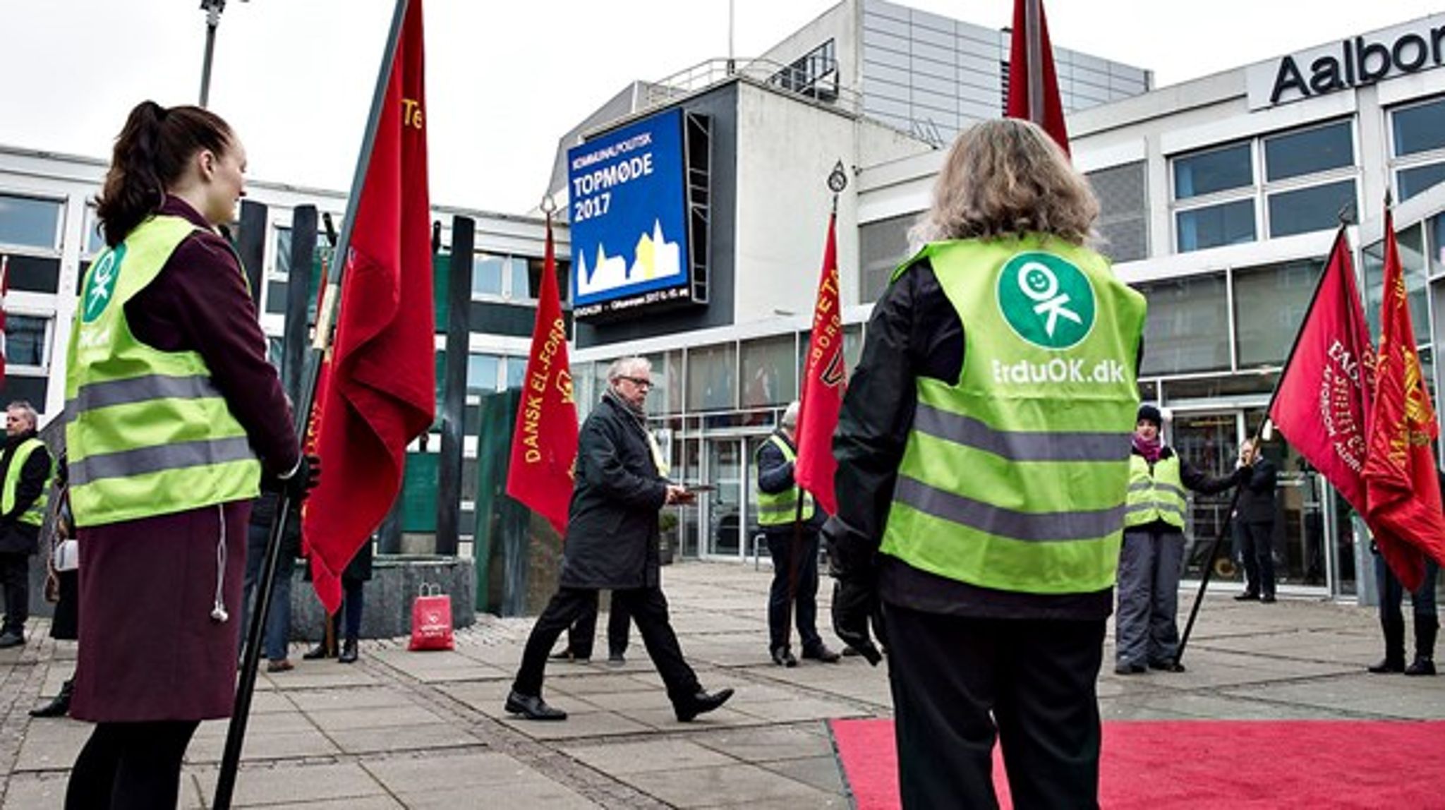 Kommunalt underforbrug på velfærd betyder færre hænder til at hjælpe ældre og børn, advarer blandt andet&nbsp;SF og Enhedslisten.