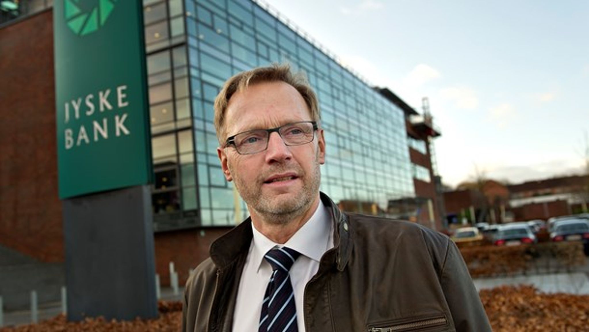 JOAKIM VON DAM:&nbsp;Direktøren i Jyske Bank, Anders Dam, burde læse bankens&nbsp;egne guidelines for personalepleje, foreslår David Trads.