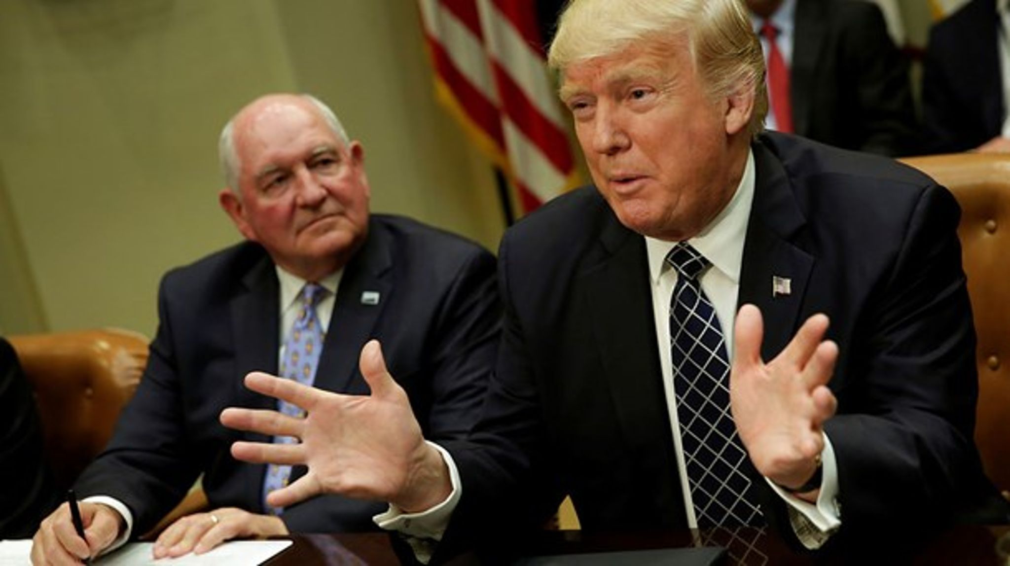 24. april blev Sonny Perdue endeligt godkendt som ny landbrugsminister i USA. Her ses han ved siden af præsident Donald Trump efter en rundbordsdiskussion med landmænd i Det Hvide Hus.