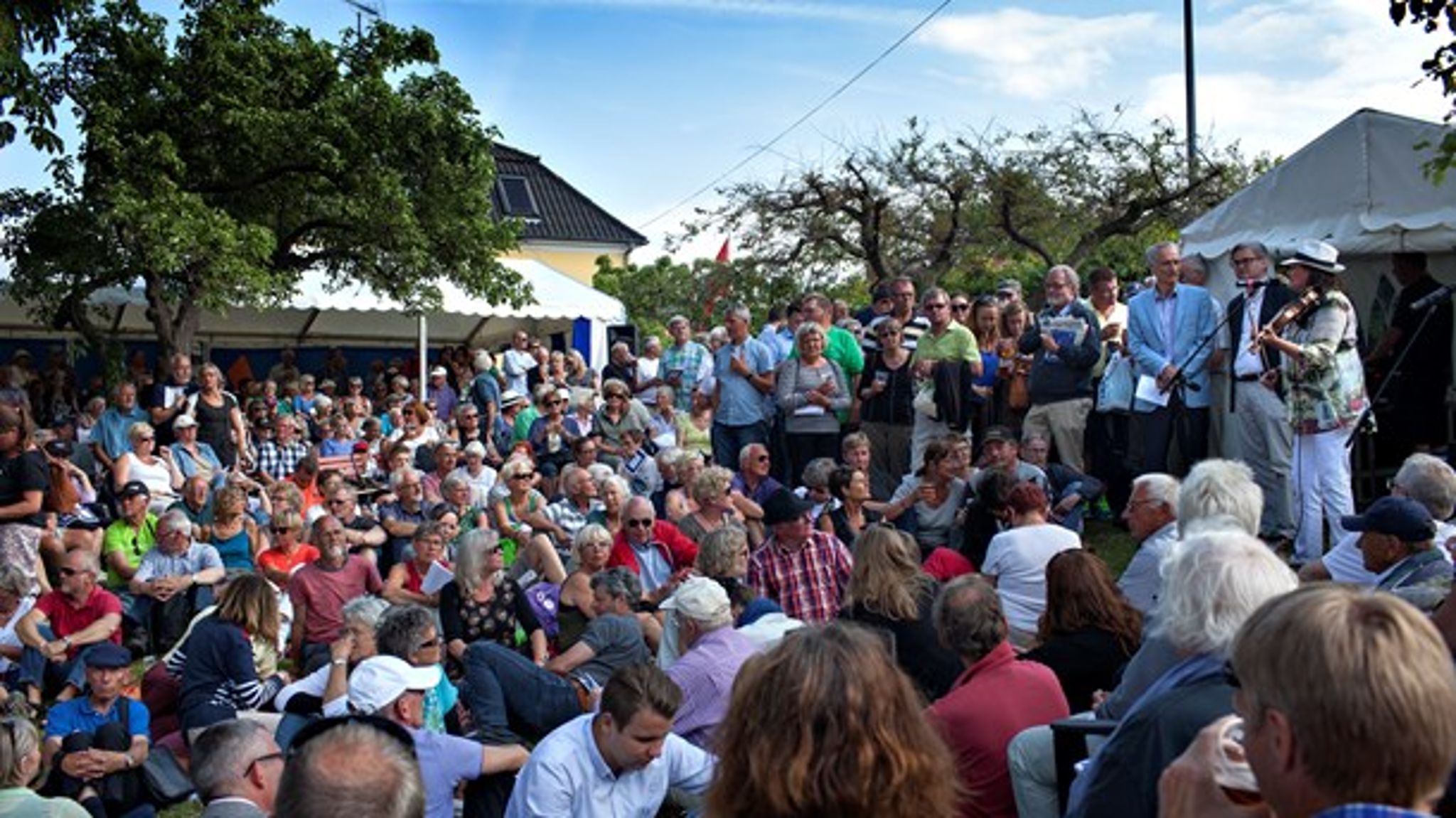 <i>Bertel Haarder (V) og Søren Pind (V) under fællessang på Folkemødet i 2013. De to kan du opleve i løbet fredagen, når de sammen kl. 13.30</i><i> synger sange fra Højskolesangbogen.</i>