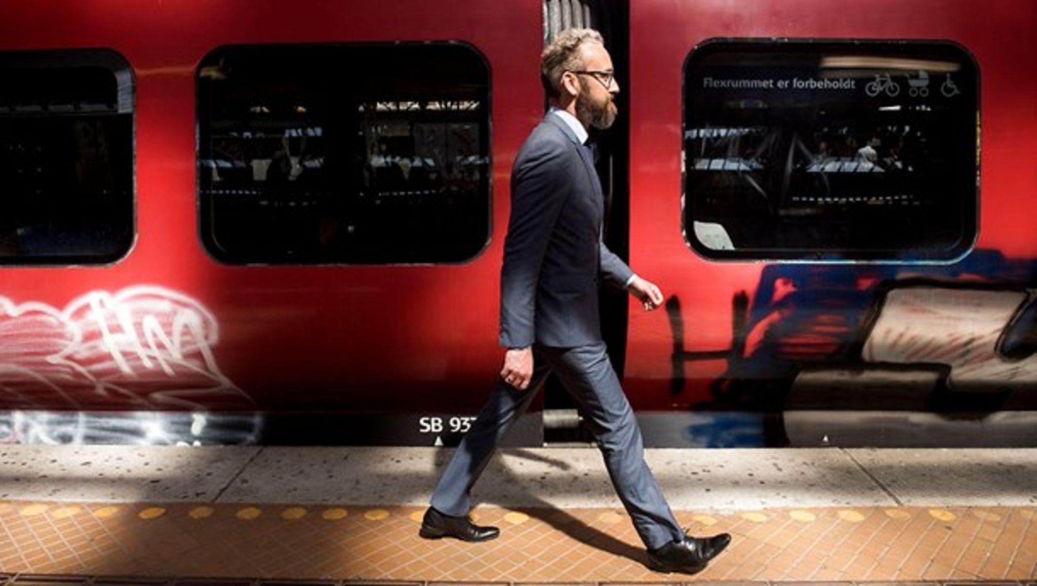 Regeringen går med transportminister Ole Birk Olesen (LA) i spidsen til kamp mod DSB's dominans på de danske jernbaner.