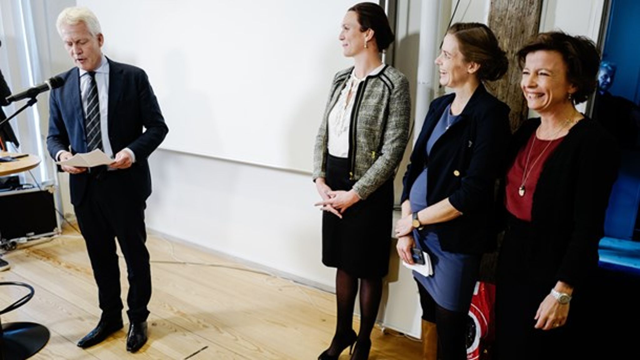 Merete Riisager ved ministeroverdragelsen i Undervisningsministeriet, november 2016. "Den nye VLAK-regering har smidt en håndgranat ind i Undervisningsministeriet," skrev Folkeskolen.dk om valget af Riisager. Til venstre ses ministeriets departementschef Jesper Fisker.