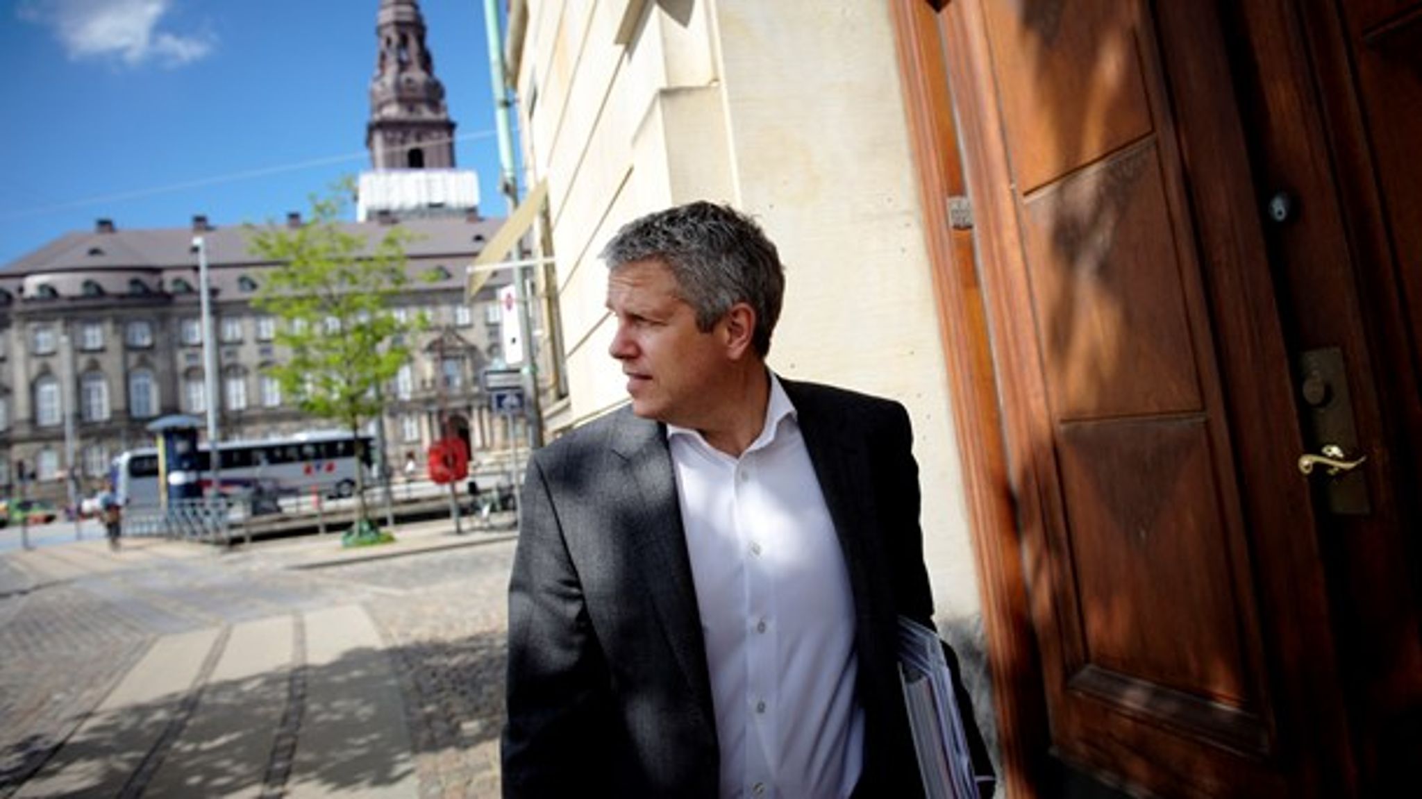Borgmesterkandidat i Slagelse, John Dyrby Paulsen (S) har sammen med Villum Christensen (LA) og løsgænger i byrådet Tonny Borgstrøm indsendt en række kritiske spørgsmål til KL.&nbsp;