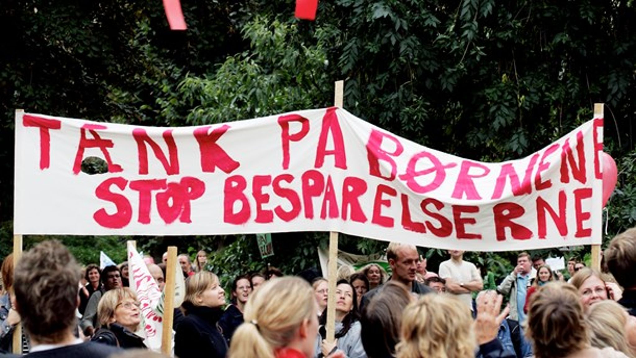 Politikere – såvel lokale som nationale – har ofte haft svært ved at overbevise borgerne om, at reduktioner af kommunale budgetter handler om effektiviseringer frem for besparelser. Og med god grund, siger forsker.