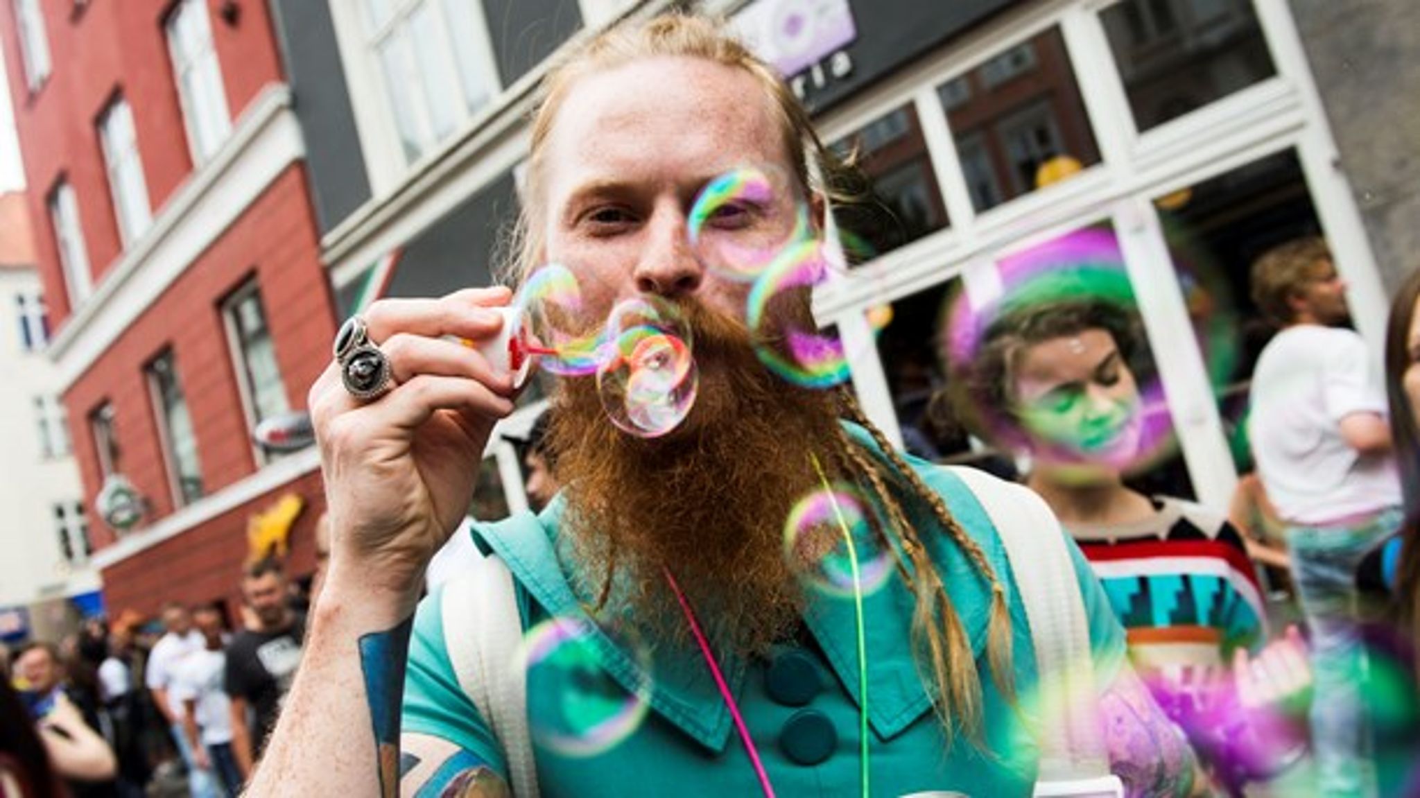 Copenhagen Pride er en fest for mangfoldigheden. Men mange LGBT-personer oplever diskrimination årets 364 andre dage, skriver Camilla Schwalbe. 