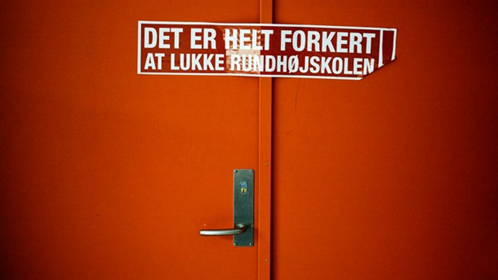 De mange skolelukninger i kommunerne er en konsekvens af centraliseringen. Det bør tages op til overvejelse, om centralisering altid er det bedste, skriver Finn Slumstrup.