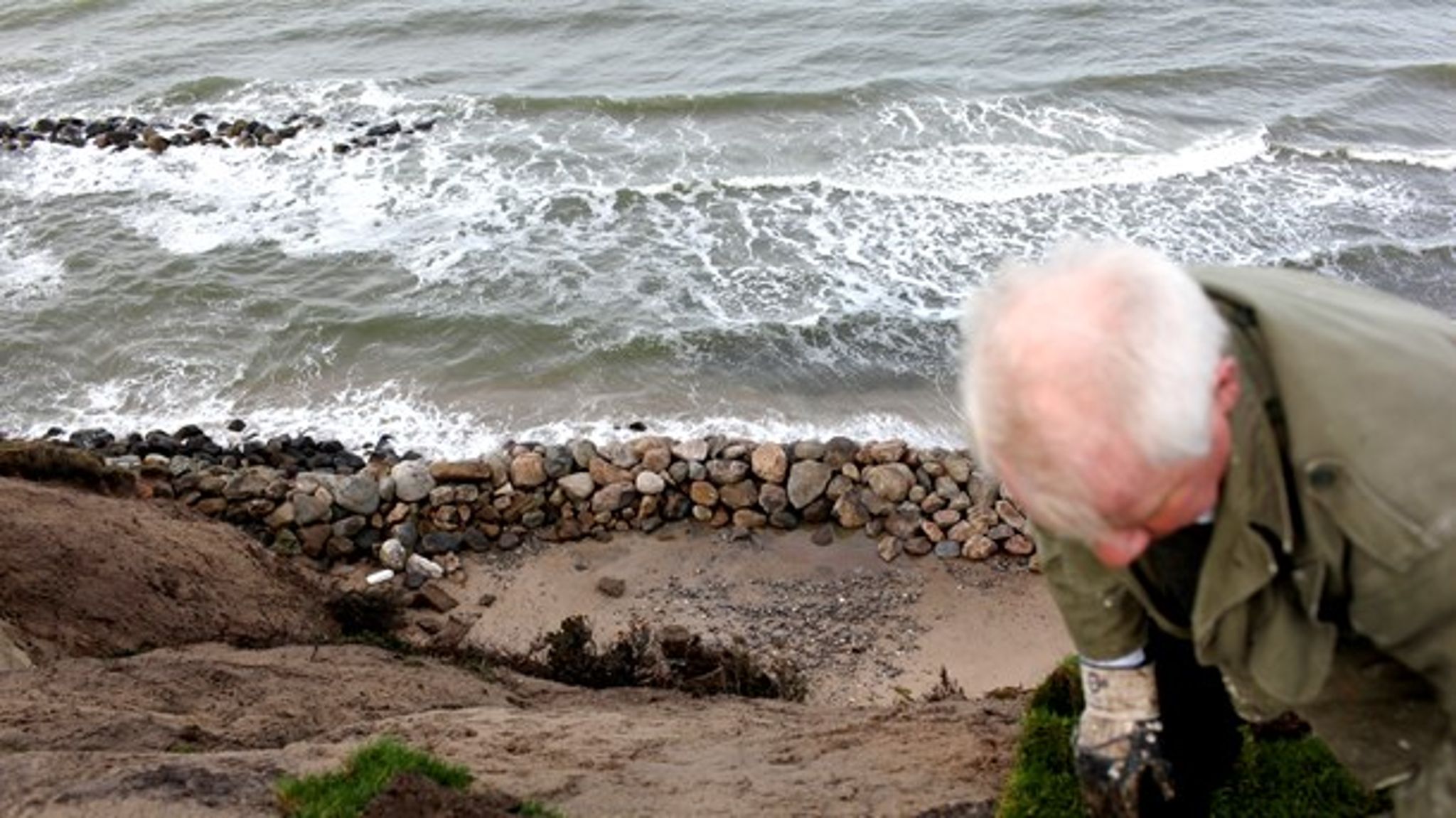 Regeringen vil ændre kystbeskyttelseslovens formålsparagraf og blandt andet give større frihed til såkaldt hård kystsikring som her ved Vejby Strand på Nordsjælland.