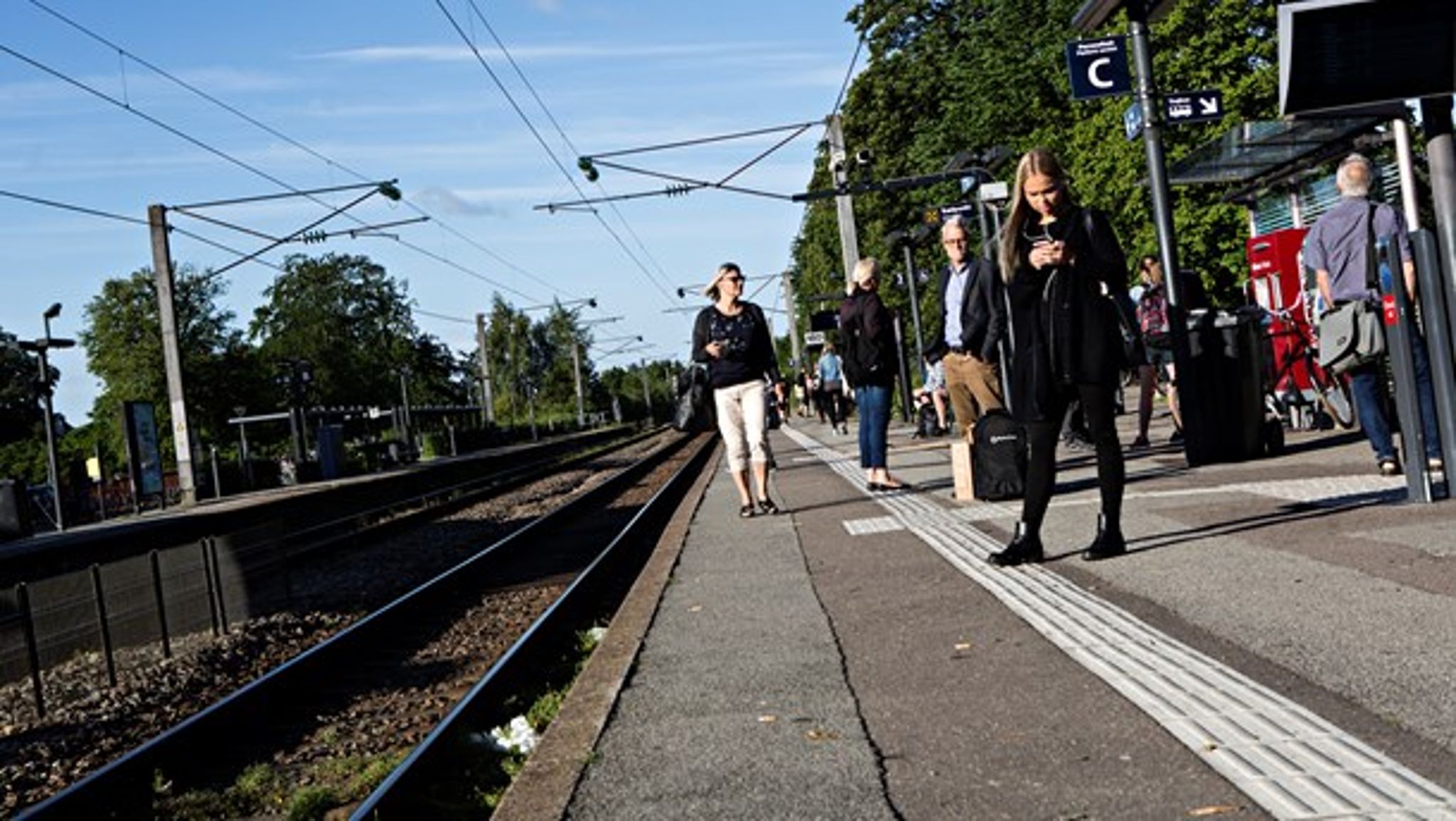 I oppositionen frygter man, at regeringens bebudede besparelser på DSB vil forringe servicen over for passagerne og presse flere over i biler. Til skade for trængslen og klimaet.
