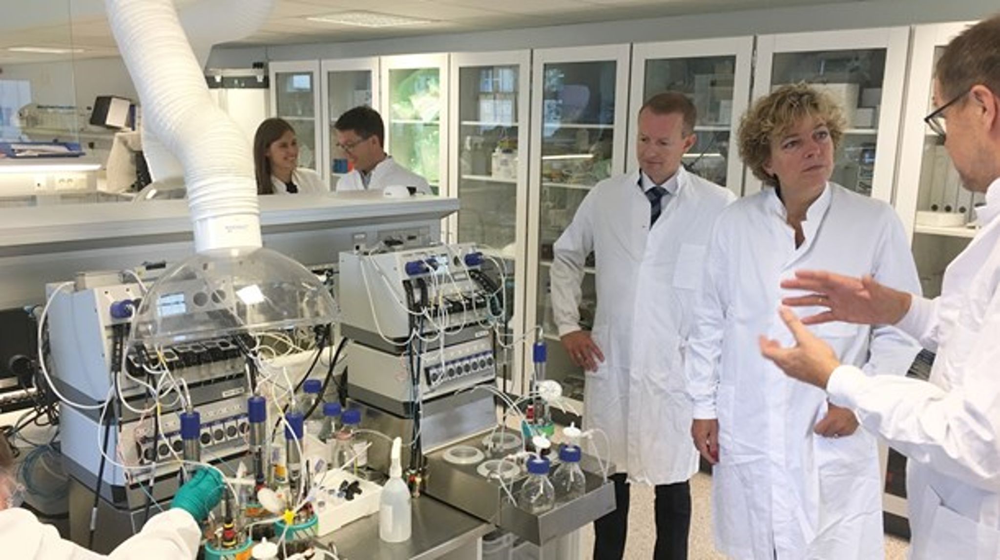 Chr. Hansen er verdensledende inden for forskning i bakteriekulturer. Forskningsdirektør Esben Laulund (th.) viser Christine Antorini sine faciliteter.&nbsp;