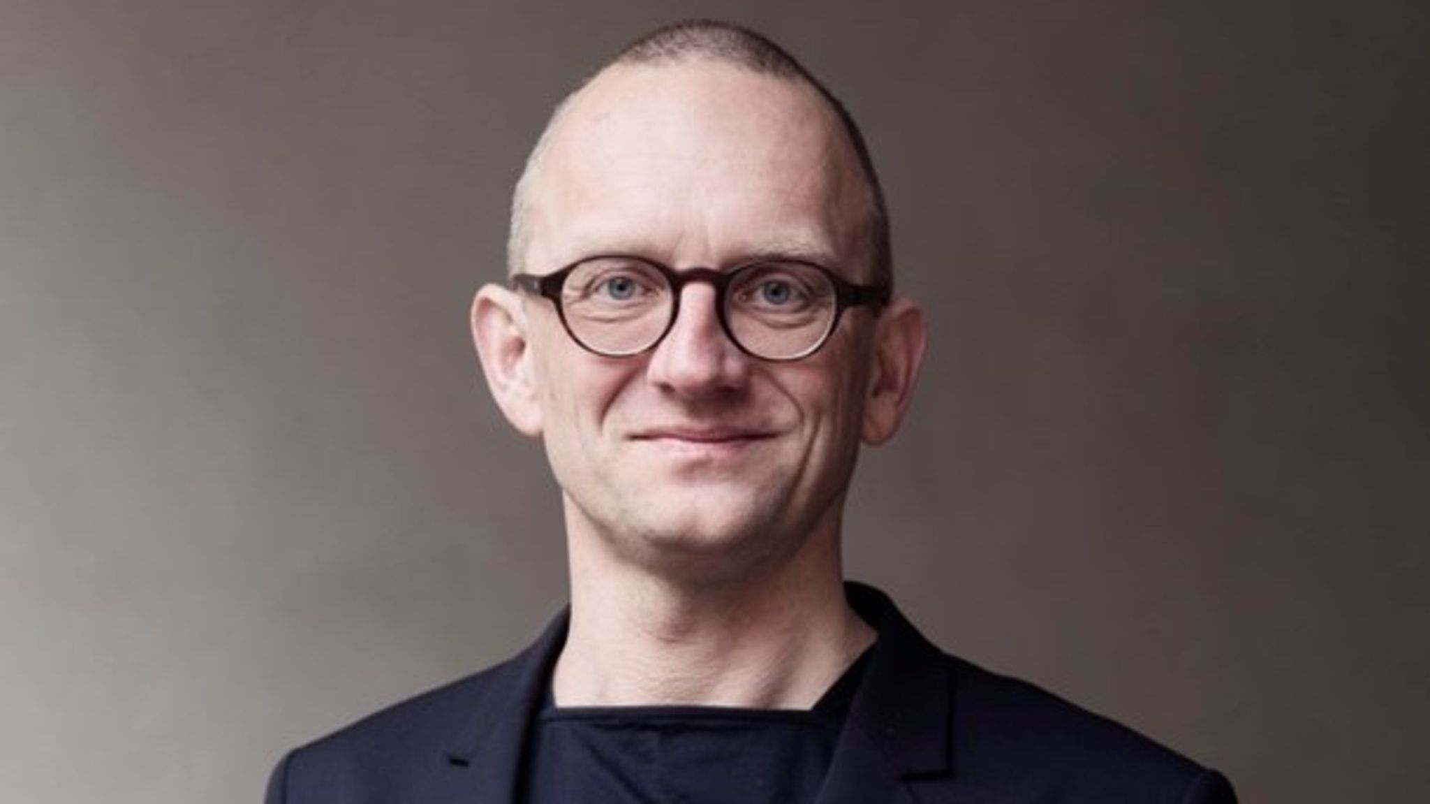 Der bør ikke uddannes færre billedkunstnere. I stedet bør en ny økonomisk støtteordning hjælpe nyuddannede i gang med arbejdslivet, foreslår Nis Rømer fra Billedkunstnernes Forbund.
