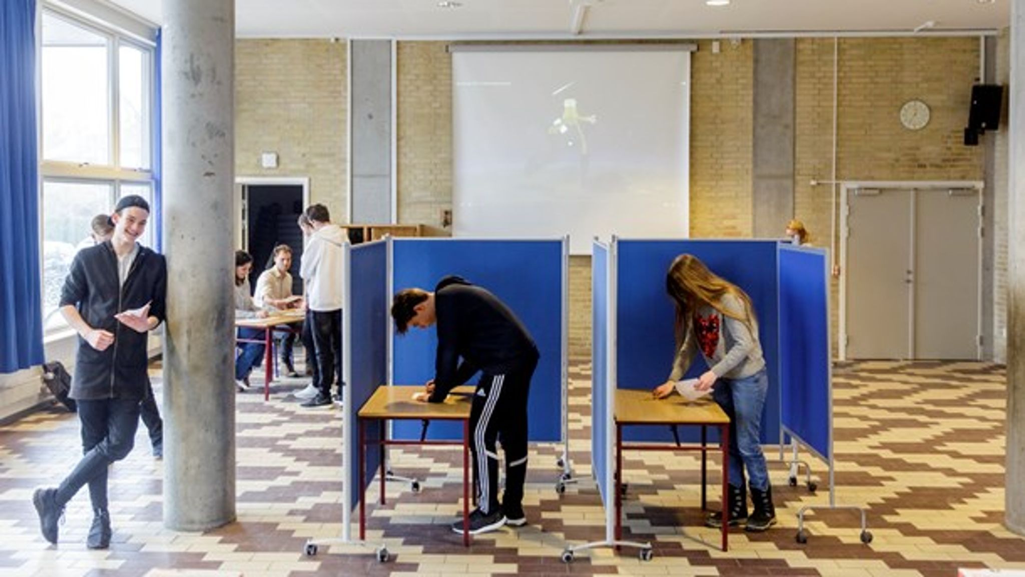 Samtlige oppositionspartier vil udvide Skolevalg til ungdomsuddannelserne. På billedet stemmer elever fra&nbsp;Skt. Annæ Skole på Amager til&nbsp;Skolevalg 2017.
