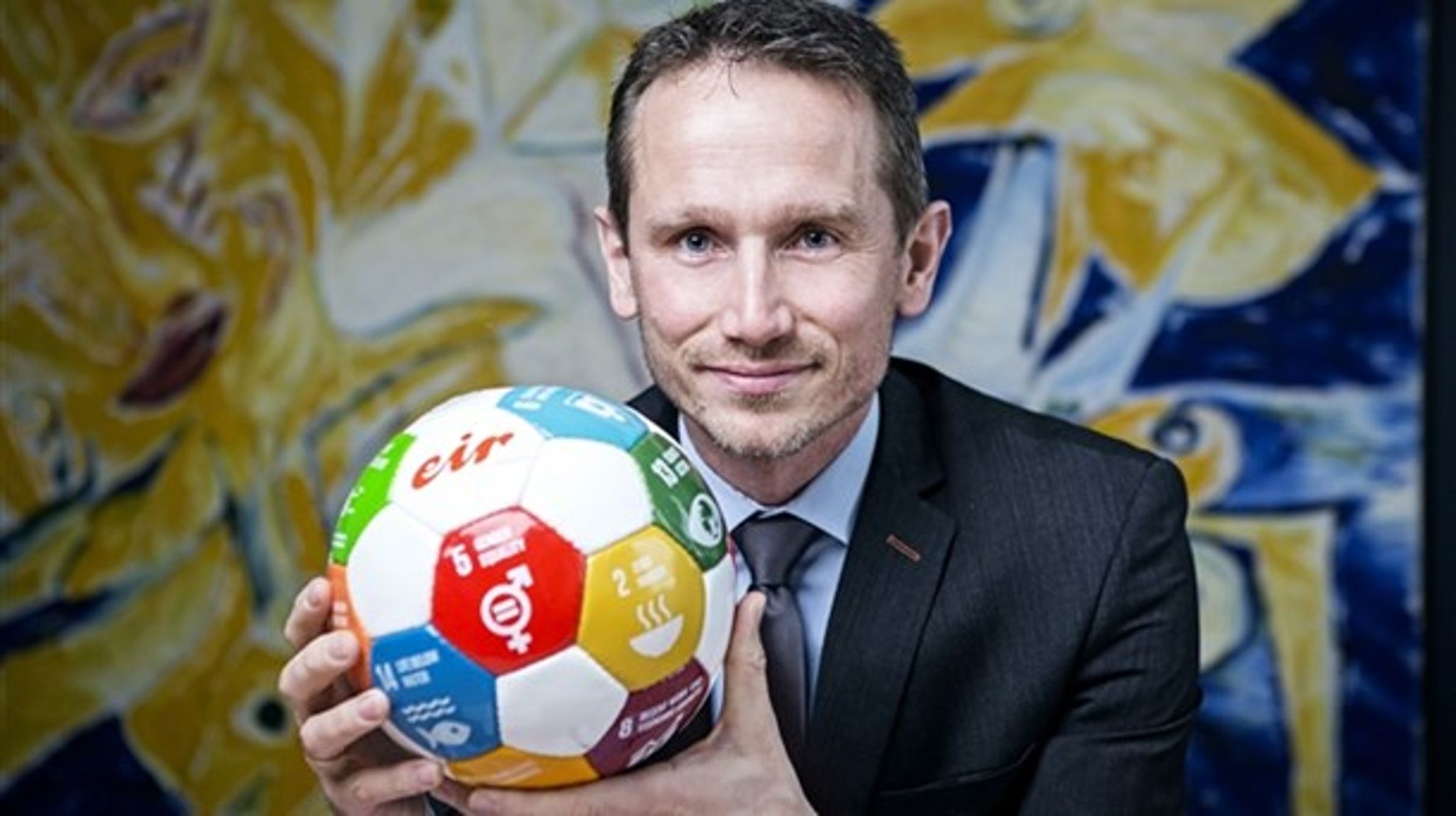 Også politisk er verdensmålene hotte. Finansminister Kristian Jensen (V) er kendt som en varm fortaler og bar en verdensmåls-nål ved Folketingets åbning tirsdag.