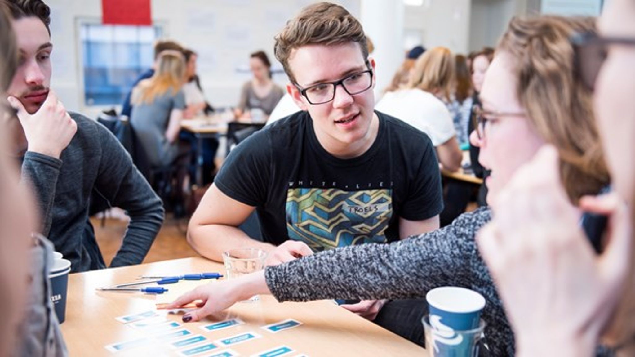 Den nye formand for Ungdommens Røde Kors, Troels Boldt Rømer, i snak med unge frivillige under organisationens fremtidsværksted i foråret.&nbsp;