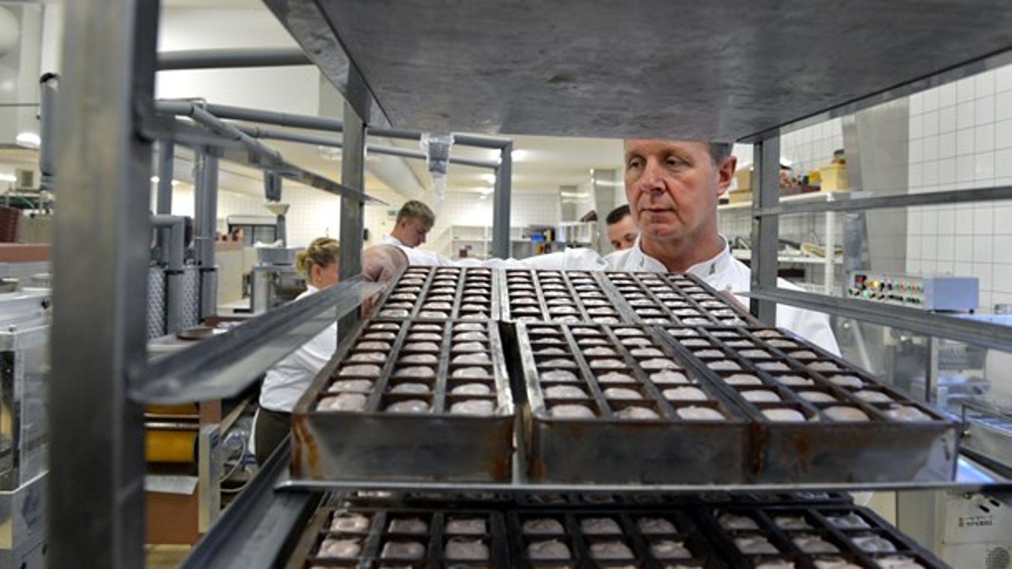 Danmark har som det eneste land en chokoladeafgift på cirka 26 kroner per kilo. Det hæmmer danske fabrikanter i at sælge chokoladen både herhjemme og i udlandet - og det koster arbejdspladser, mener Benedikte Kiær. <br>