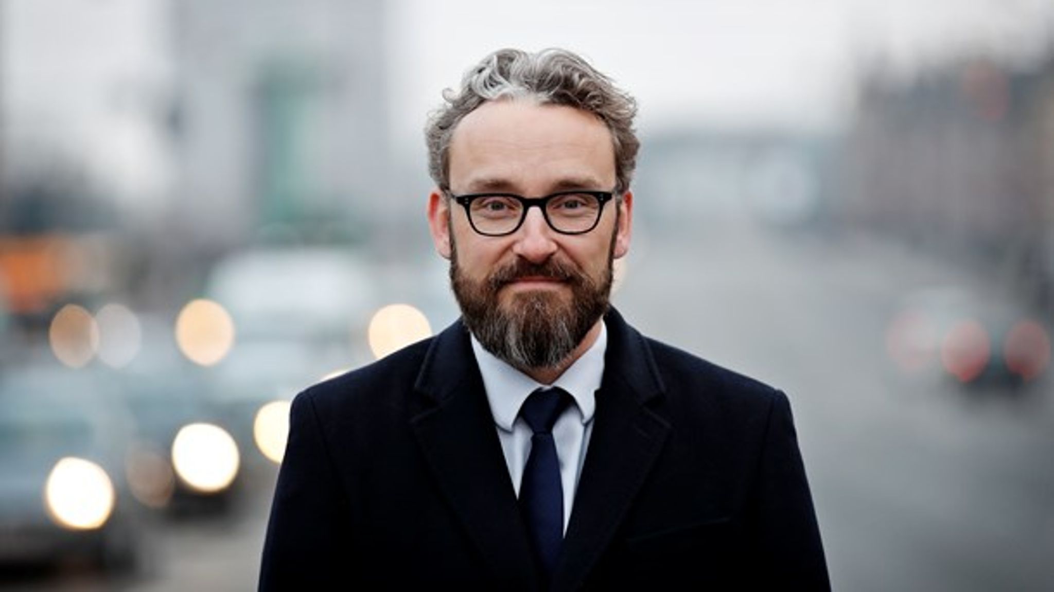 Det er måske det meget maleriske oplæg til debatten, hvor regeringen skydes i skoene, at den har ”sat DSB kniven for struben”, som gør, at debatten om selskabets fremtid bliver til et spørgsmål om, hvorvidt man er for eller imod DSB, skriver Ole Birk Olesen. 