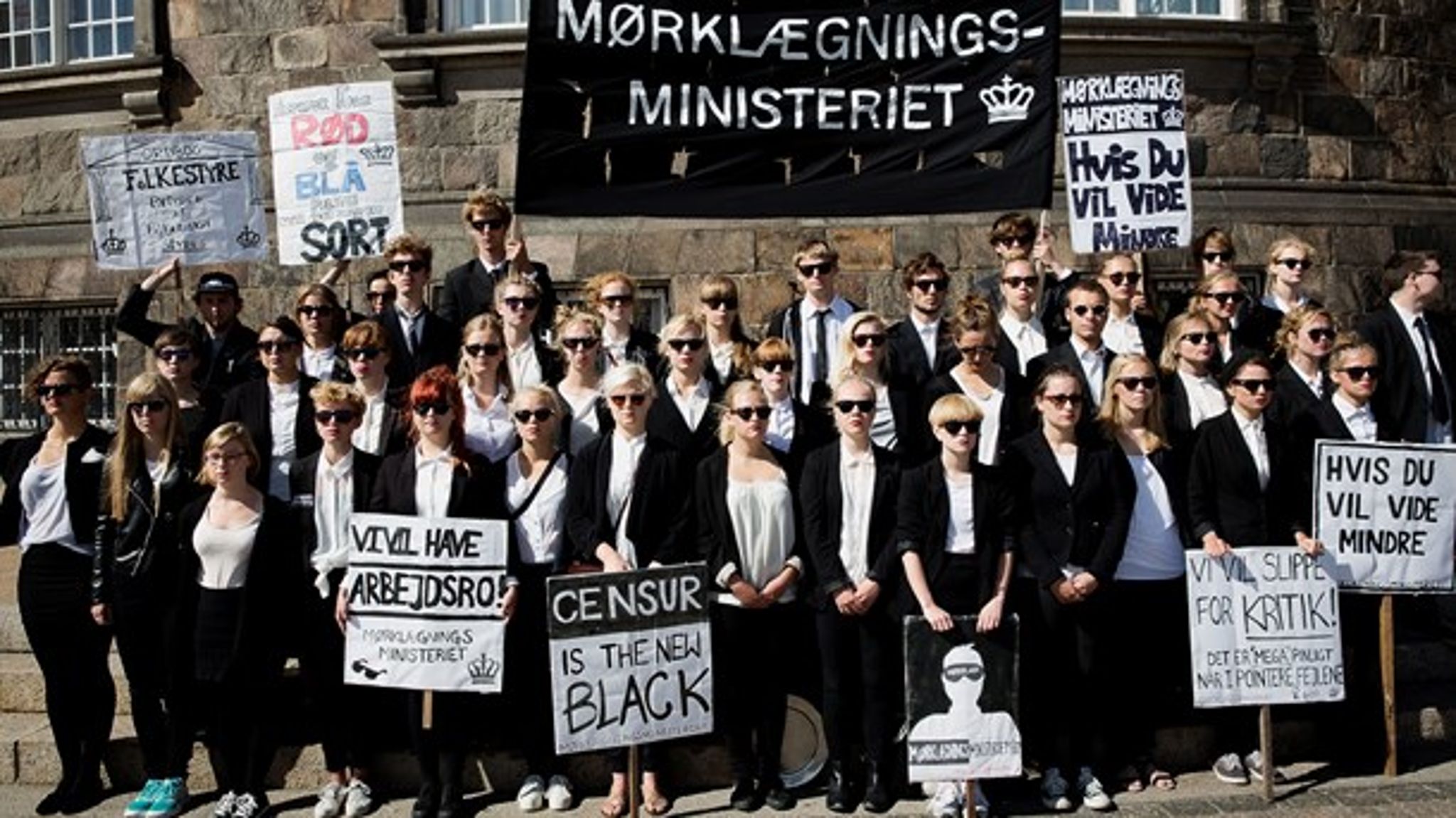 Der var heftig debat om offentlighedsloven, inden den blev vedtaget i 2013.&nbsp;En gruppe unge modstandere af den nye lov havde under navnet "Mørklægningsministeriet" taget opstilling på slotspladsen uden for folketingssalen.