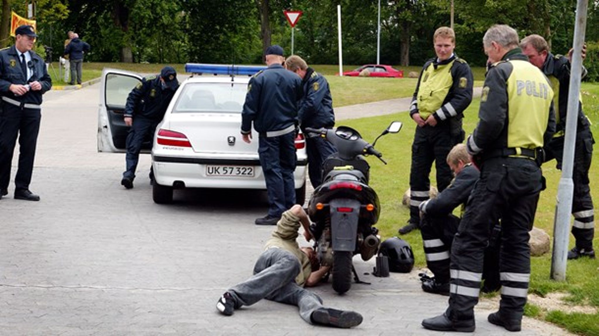 Betjente undersøger en formodet ulovlig knallert.&nbsp;Den kriminelle lavalder blev i 2010 sænket til 14 år. En undersøgelse viser, at de 14-årige, som blev påvirket af den nye lavalder, var mere tilbøjelige til at begå kriminalitet igen.