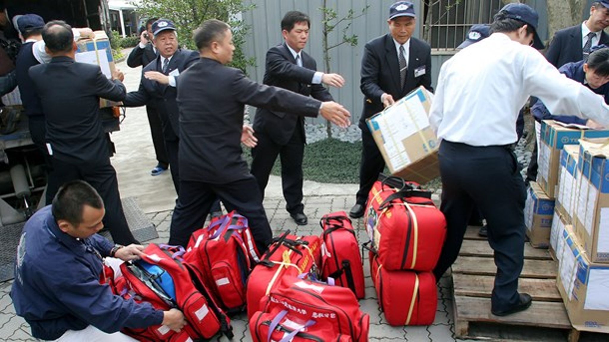 <b></b>Tzu Chi Foundation klargør nødhjælp til Sri Lanka i 2004. Fondens filosofi er, at giveren er den heldige. Her bukker de frivillige for modtageren af nødhjælpen, skriver Susanne Dahl.