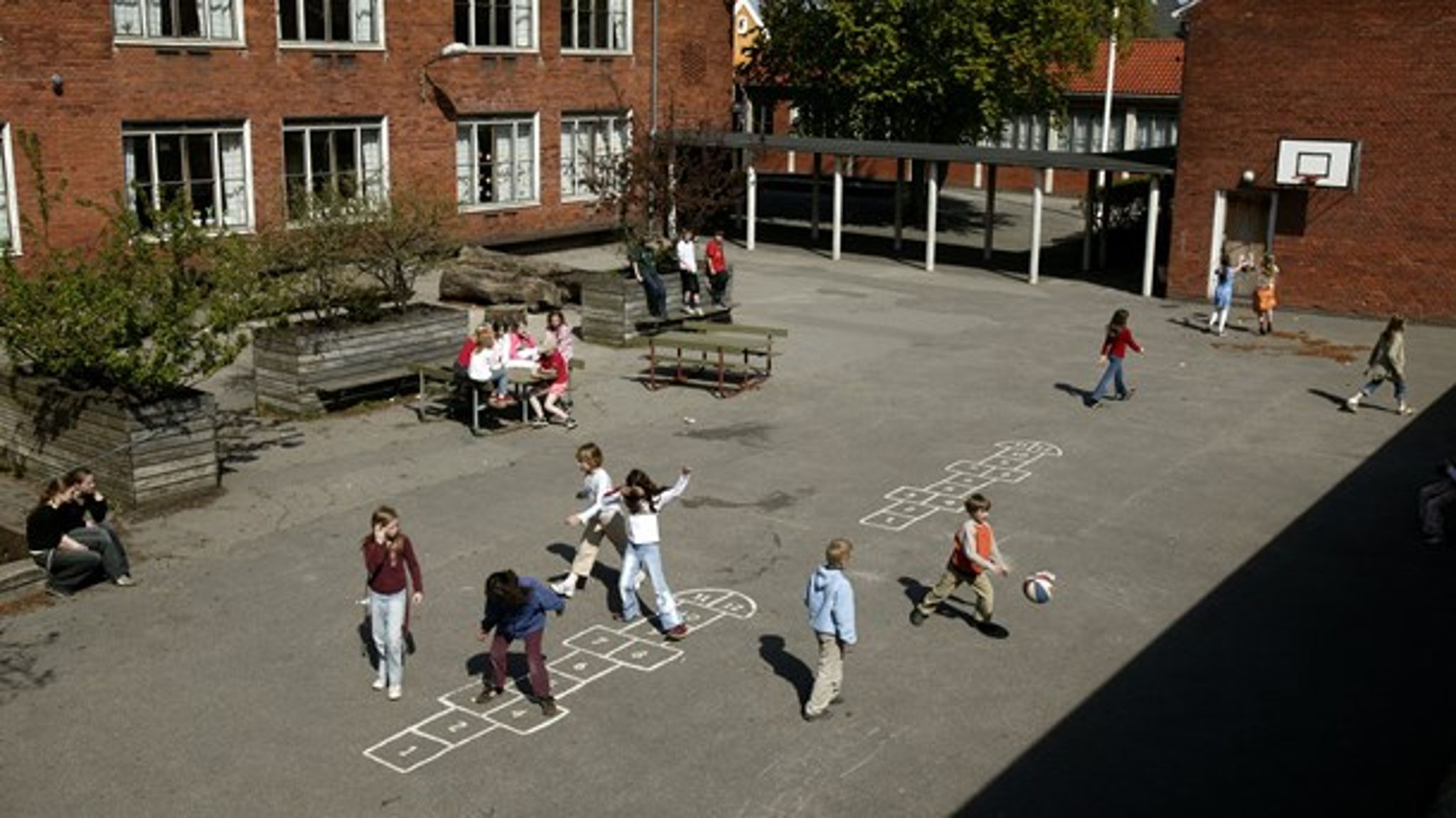 Skolen præger os. I tiden, hvor vi er der og i tiden derefter. Når voksne fortælle deres livshistorier, så fylder skoletiden såvel kvantitativt som kvalitativt. Den har sat sig spor. Både på godt og på ondt, skriver&nbsp;Andreas Rasch-Christensen.&nbsp;<br>