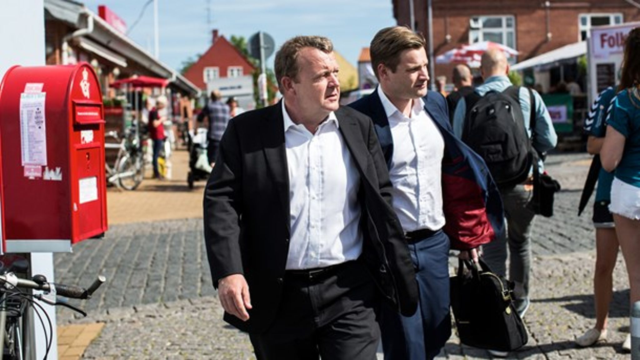 Lars Løkke til Folkemødet på Bornholm med sin personlige assistent,&nbsp;Frederik Vilhelm Greibe, der ved udgangen af året forlader Statsministeriet til fordel for Danish Crown.&nbsp;