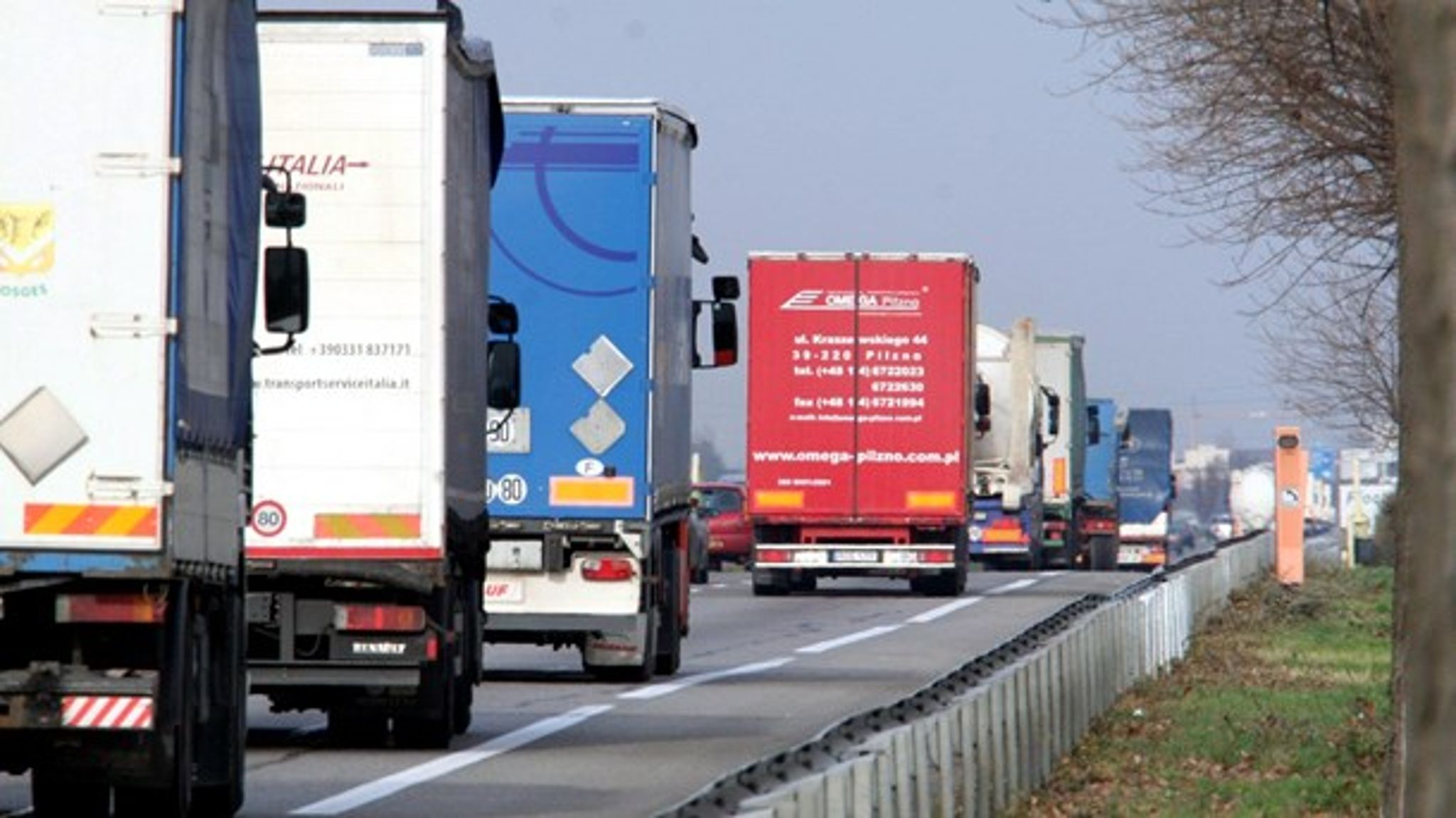Når den tunge trafik placeres tæt på til- og afkørselsramper til motorvejen, mindsker det trængslen i byerne. 