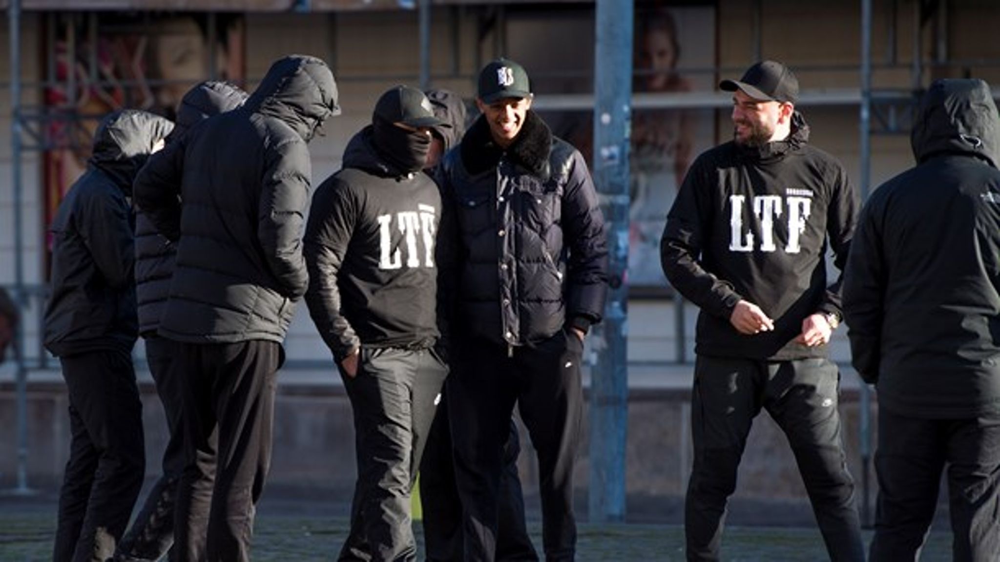 Når man som organisation indgår våbenhvile, erkender man også, at man har ført krigen. Det kan gøre det nemmere at forbyde en bande som Loyal to Familie, vurderer professor i strafferet Jørn Vestergaard.<br>