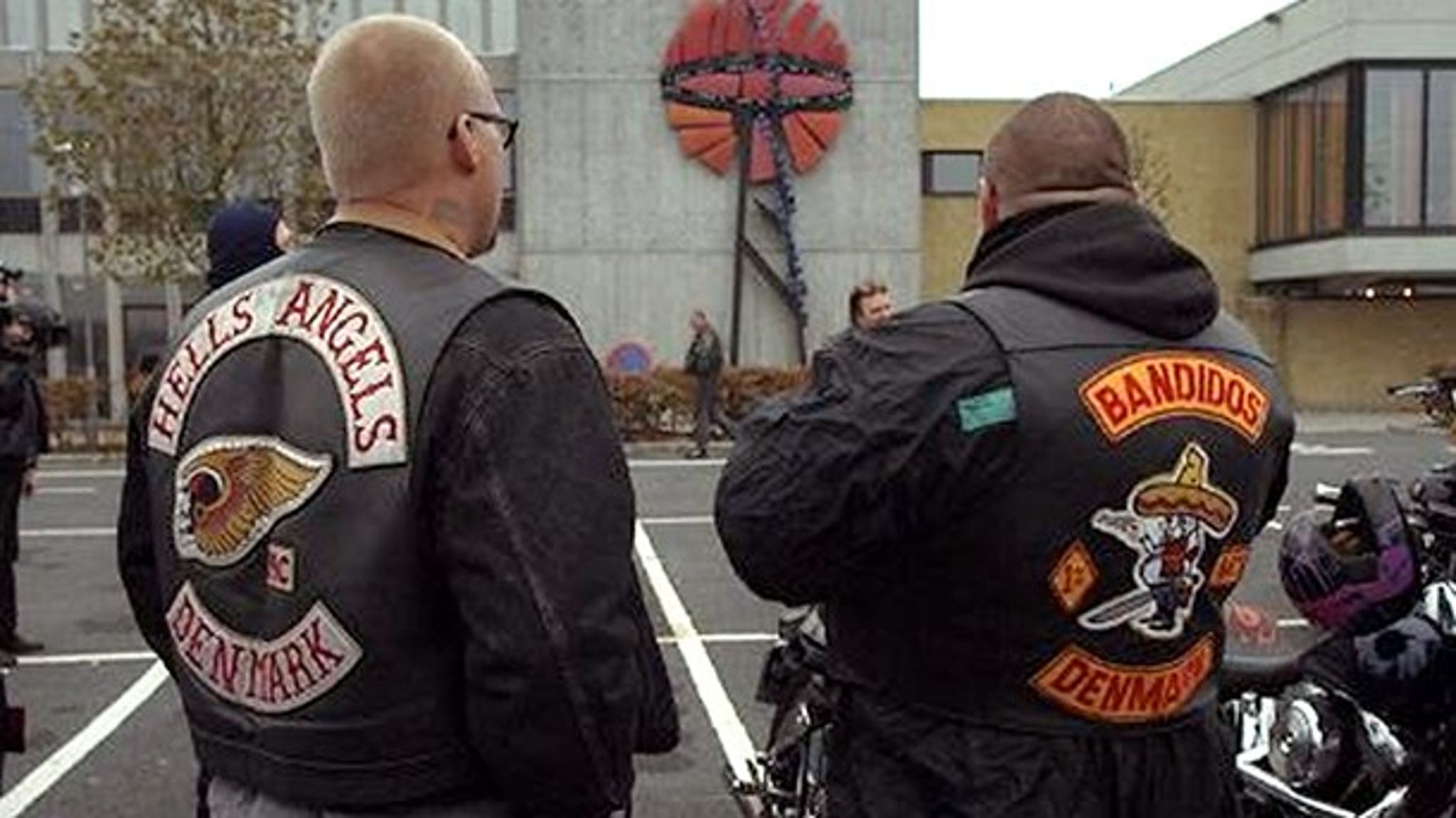 Hells Angels og Bandidos: Selv ikke efter en rockerkrig med panserværnsraketter kunne de&nbsp; forbydes, mente den daværende rigsadvokat. Den beslutning vakte&nbsp;undren i juridiske kredse, men blev ikke anfægtet af daværende justitsminister Frank Jensen (S).&nbsp;&nbsp;<br>