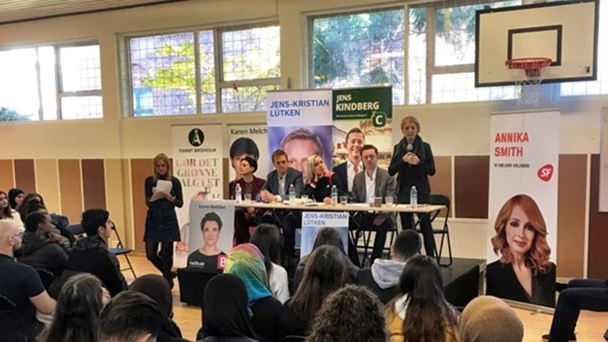 Kommunalvalgdebat på Københavns Private Gymnasium. Sammen med eleverne fik Ninna Gøbel Rønberg kandidaterne til at forholde sig til spørgsmål om integration, bandekriminalitet og boligmanglen.&nbsp;