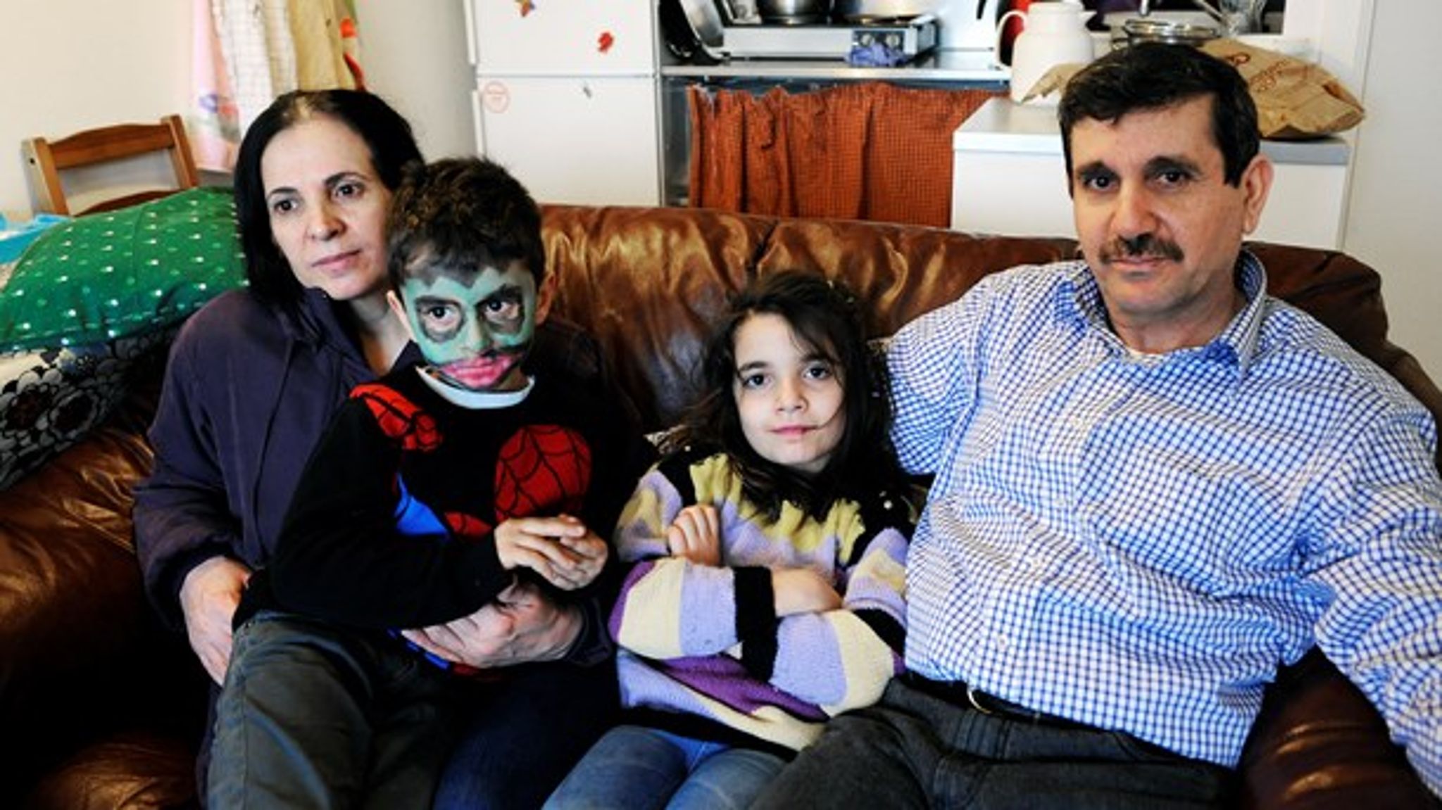 Børn i flygtningefamilier udgør den fattigste gruppe børn&nbsp;i landet. Det vil derfor ramme dem hårdt, at regeringen, S og DF har foreslåt at finansiere bandepakken ved blandt andet at skære i børneydelser.&nbsp;
