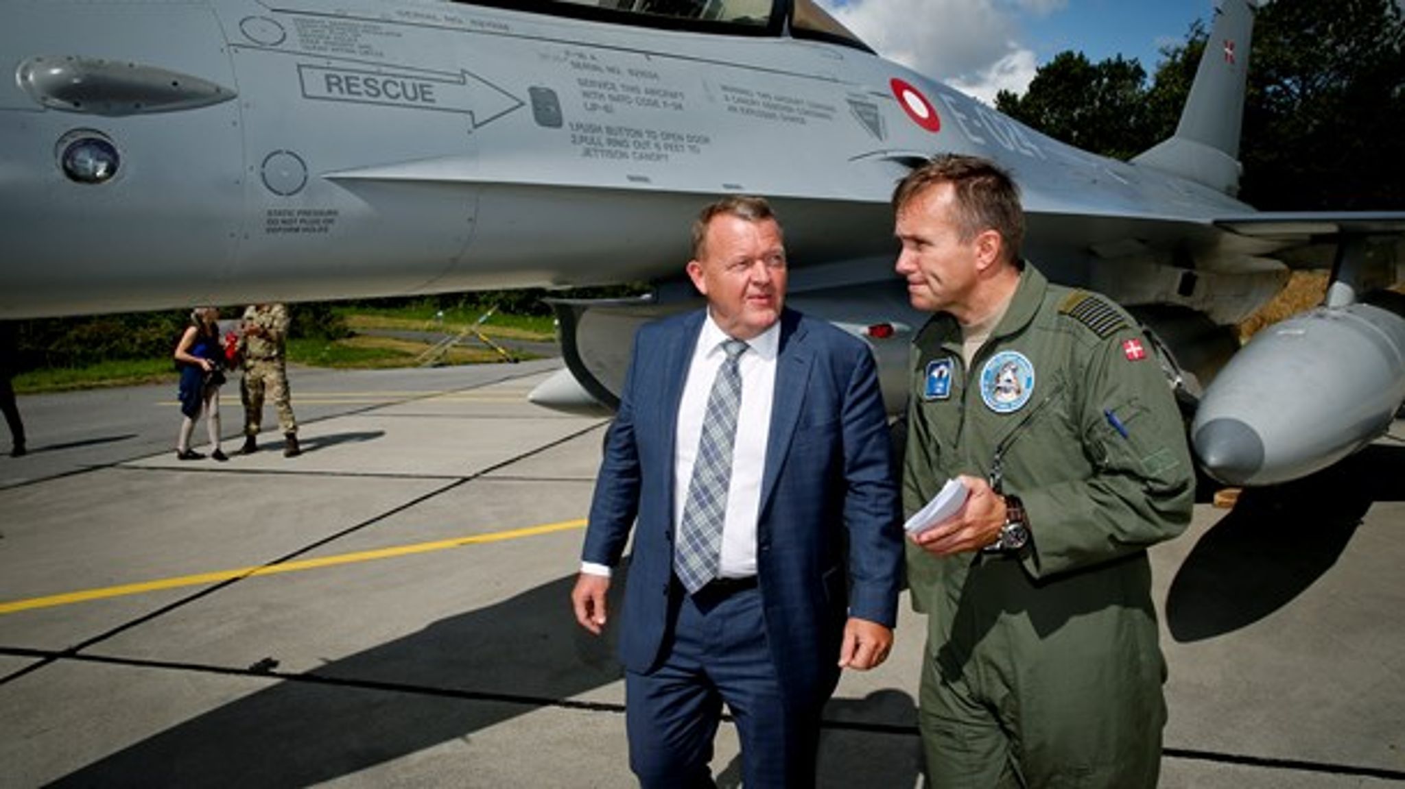Forsvarsminister Claus Hjort Frederiksen (V) skal i samråd om Rigsrevisionens kritik af beslutningsgrundlaget for anskaffelsen af nye kampfly. Her ser Lars Løkke Rasmussen på F16-fly.&nbsp;